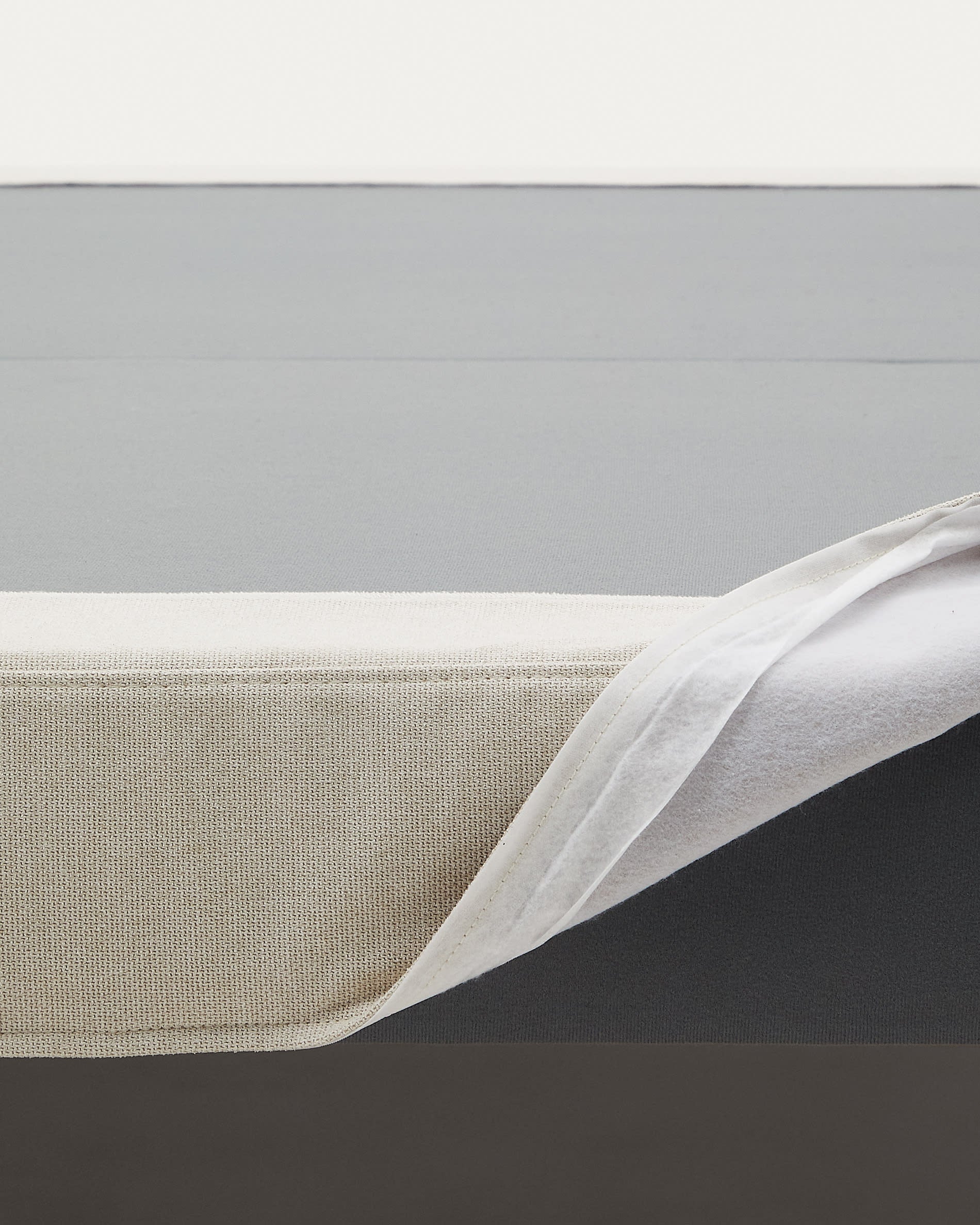 Stilvolles Ofelia Bettgestell in sanftem Beige, mit abnehmbarem Bezug und robusten Buchenholzfüßen. Ideal für Matratzen 150x190 cm.