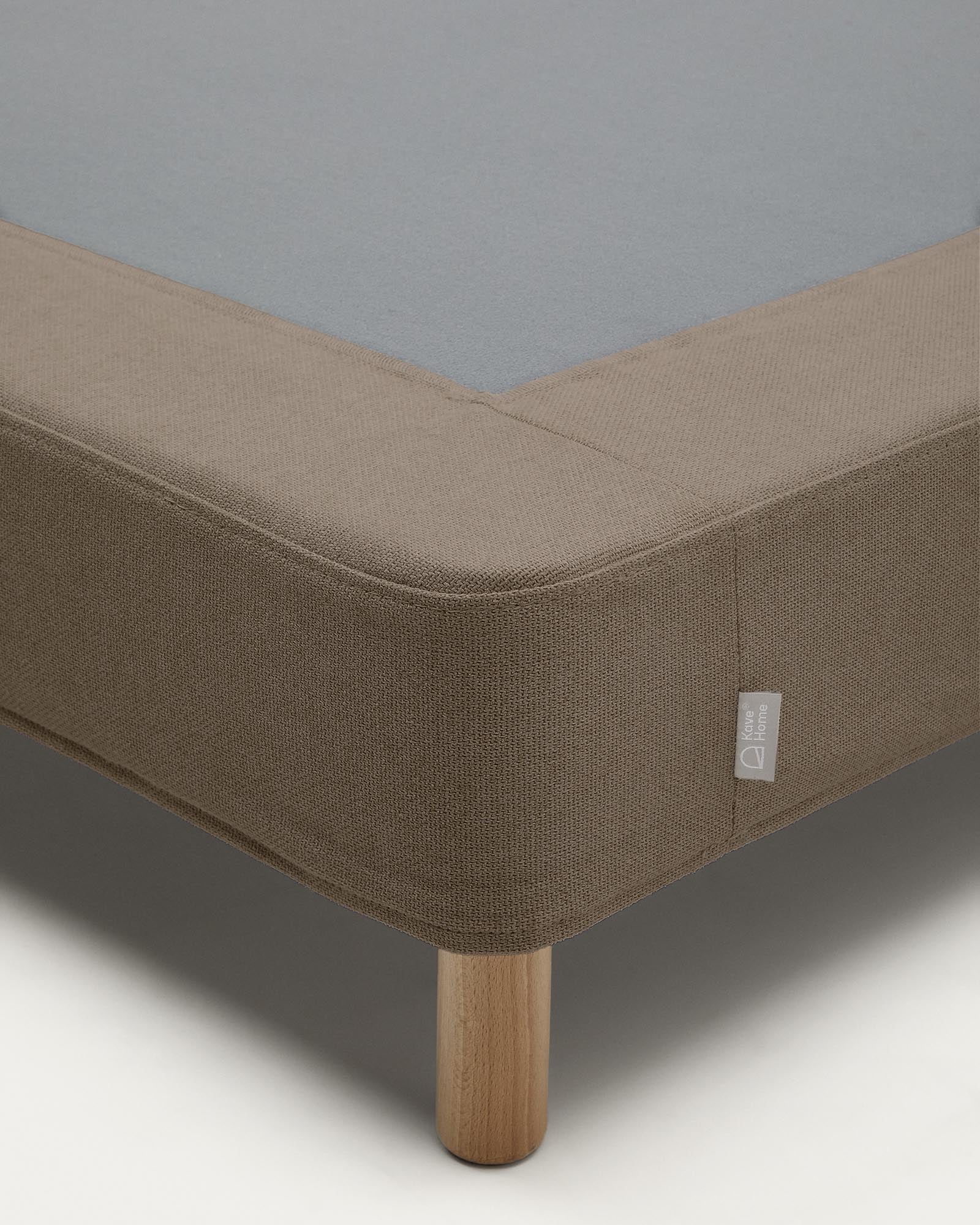 Stilvolles Bettgestell Ofelia in sanftem Braun, ausgestattet mit einem abnehmbaren Bezug und robusten Beinen aus massivem Buchenholz, passend für 160 x 200 cm Matratzen.