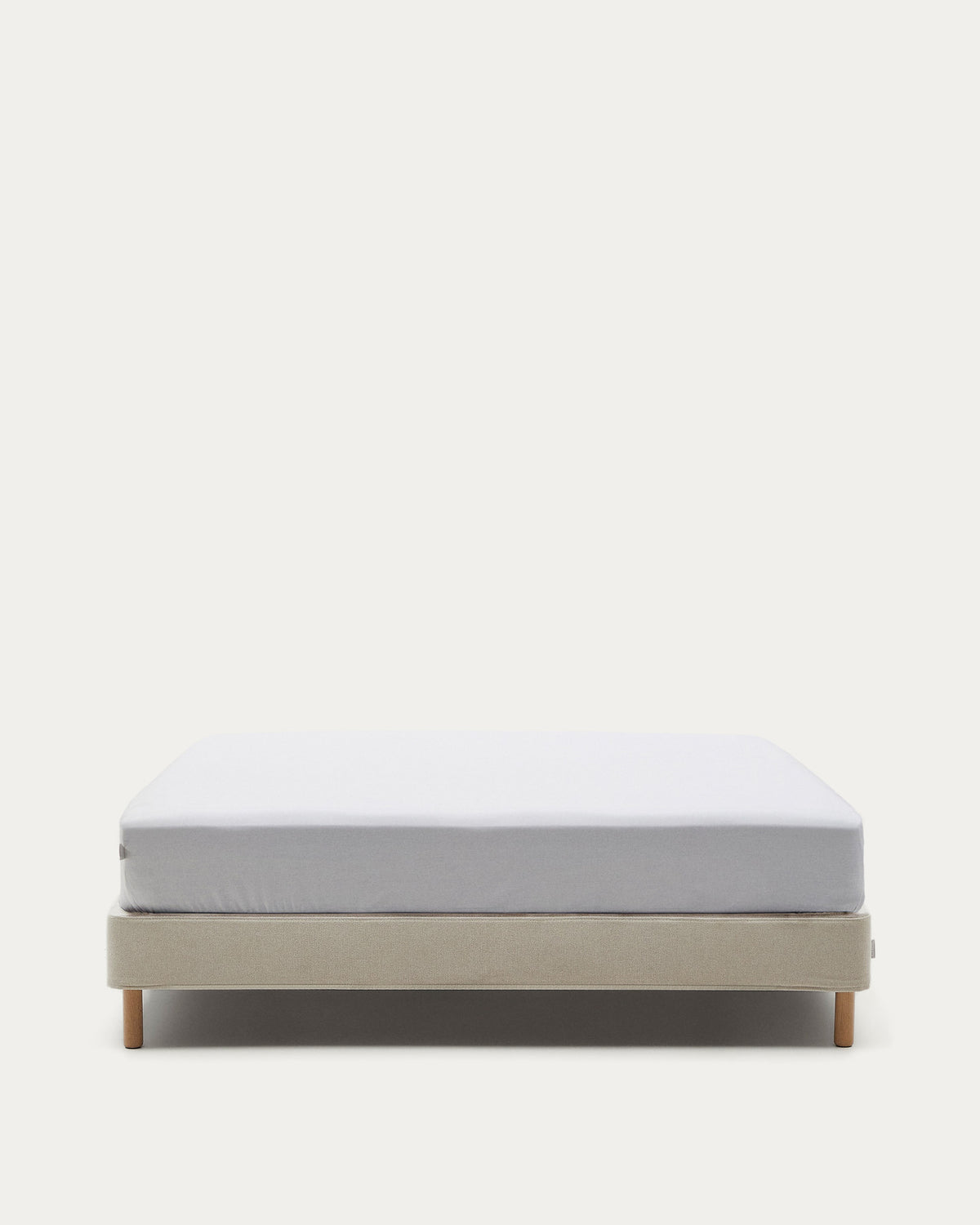 Ofelia Bettbasis mit abnehmbarem Bezug in Ecru und Füssen aus massivem Buchenholz für Matratze 160 x 200 cm in Beige präsentiert im Onlineshop von KAQTU Design AG. Bett ist von Kave Home