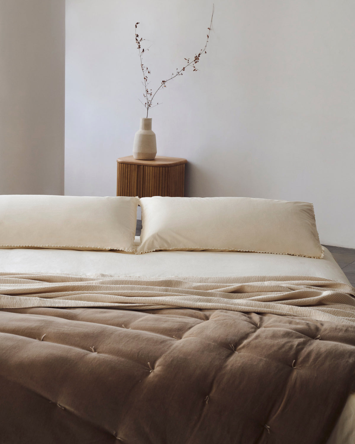 Ofelia Bettbasis mit abnehmbarem Bezug in Ecru und Füssen aus massivem Buchenholz für Matratze 160 x 200 cm in Beige präsentiert im Onlineshop von KAQTU Design AG. Bett ist von Kave Home