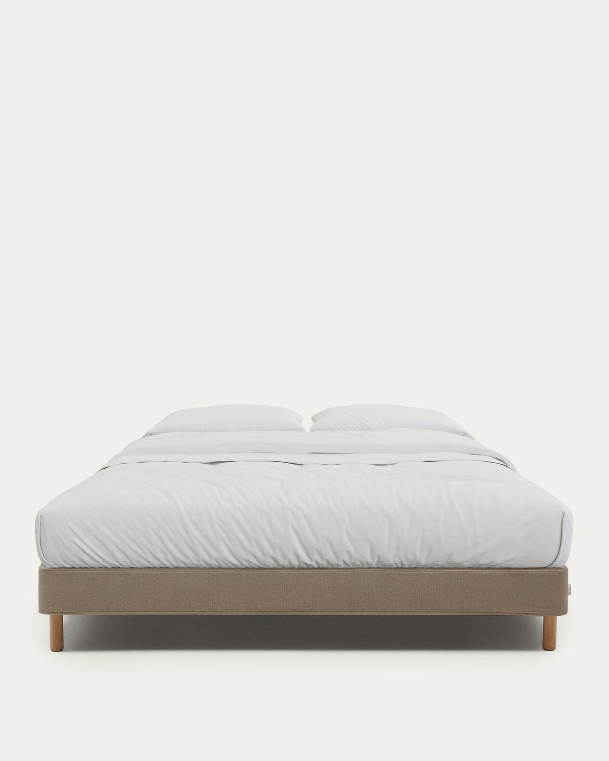 Bettgestell Ofelia mit abnehmbarem Bezug in Braun und Beinen aus massivem Buchenholz für Matratzengrösse 180 x 200 cm in Hellbraun präsentiert im Onlineshop von KAQTU Design AG. Bett ist von Kave Home