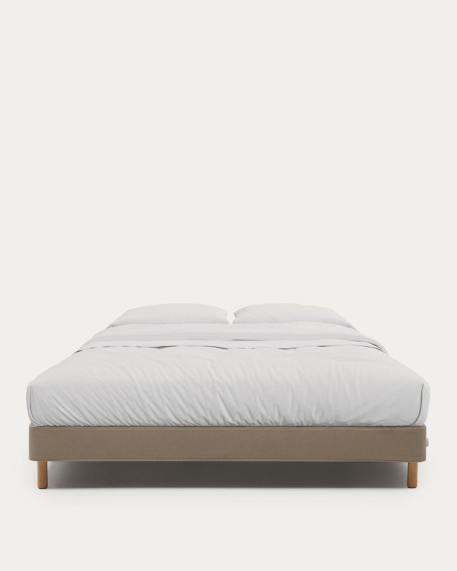 Bettgestell Ofelia mit abnehmbarem Bezug in Braun und Beinen aus massivem Buchenholz für Matratzengrösse 180 x 200 cm  in Hellbraun präsentiert im Onlineshop von KAQTU Design AG. Bett ist von Kave Home