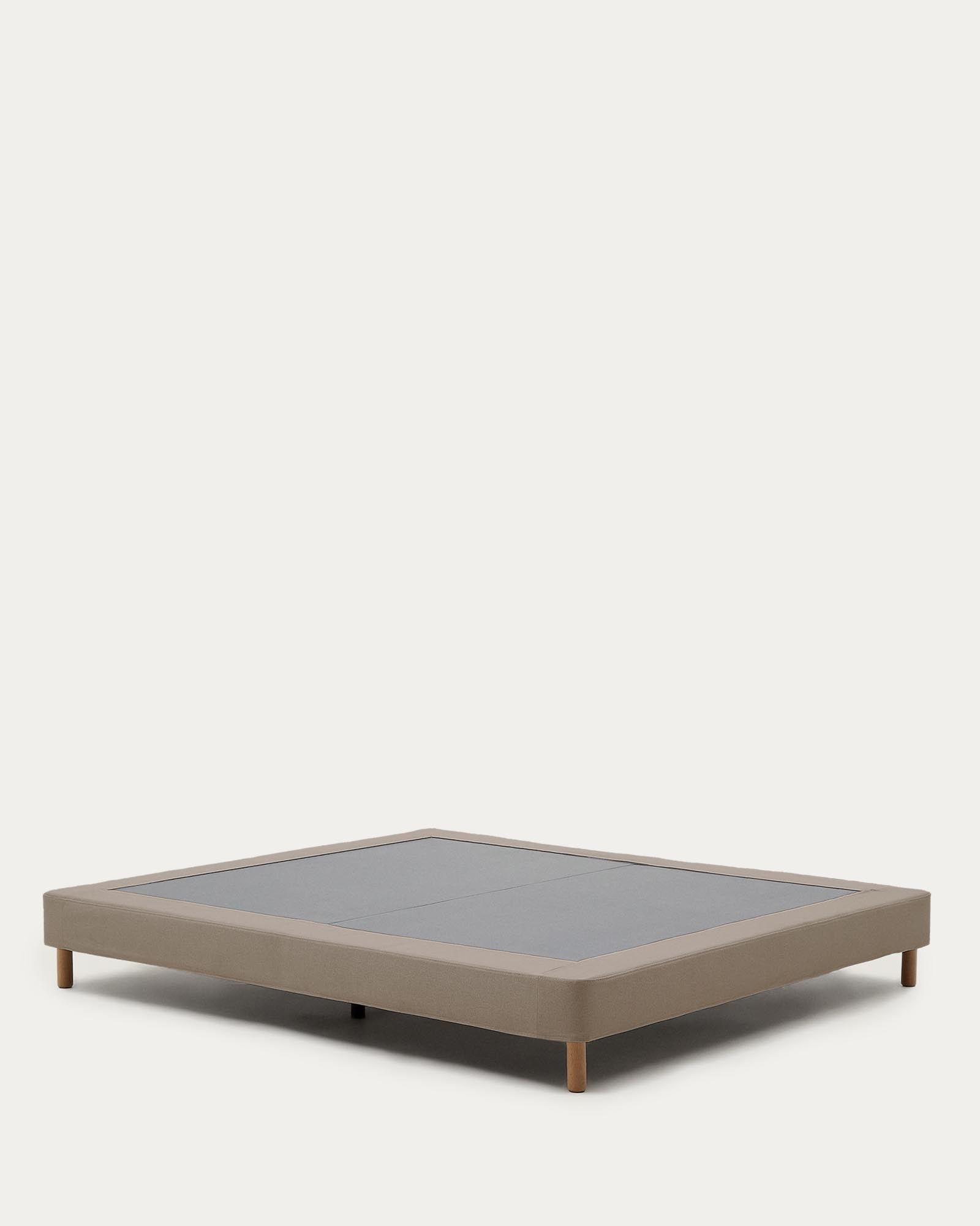 Elegantes Bettgestell Ofelia in warmem Braun, mit abnehmbarem Bezug und robusten Buchenholzbeinen, ideal für 180 x 200 cm Matratzen.
