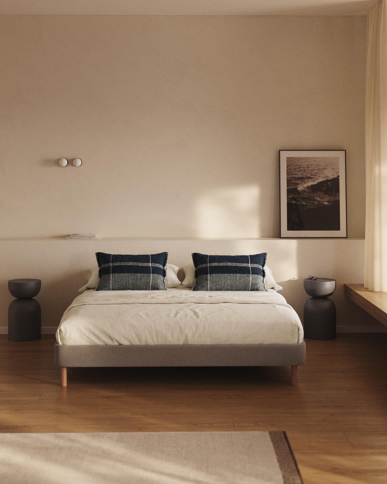 Elegantes Bettgestell Ofelia in warmem Braun mit robusten Buchenholzbeinen, ideal für eine 180 x 200 cm Matratze, stilvoll und funktional.