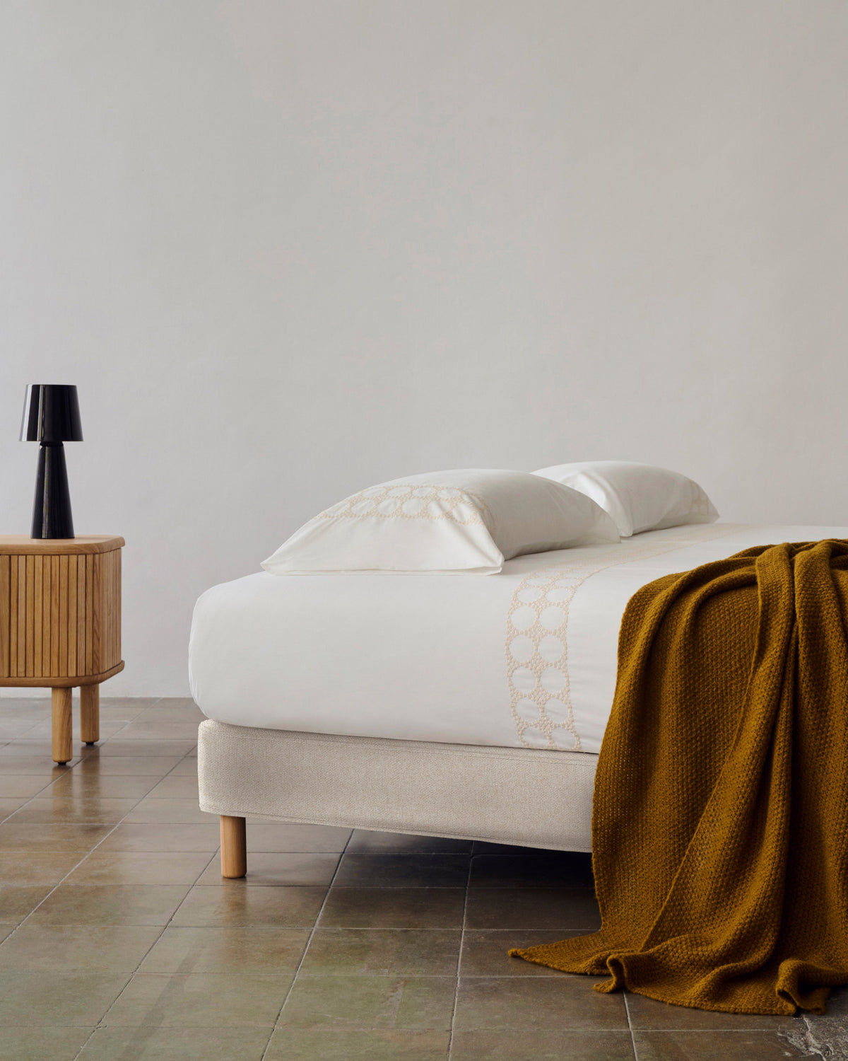 Ofelia Bettbasis mit abnehmbarem Bezug in Ecru und Füssen aus massivem Buchenholz für Matratze 180 x 200 cm FSC Mix Credit in Beige präsentiert im Onlineshop von KAQTU Design AG. Bett ist von Kave Home
