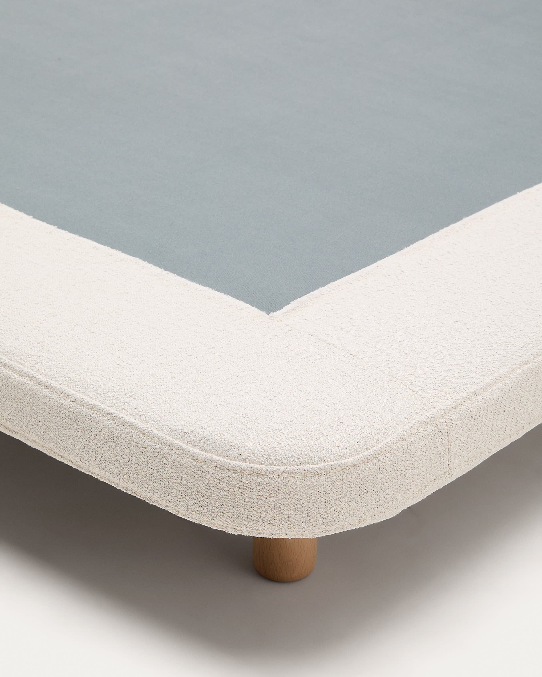 Elegantes abziehbares Bett Odum in Beige, 160x200 cm, mit robusten Buchenholzbeinen. Ideal für stilvolle und nachhaltige Schlafzimmer.