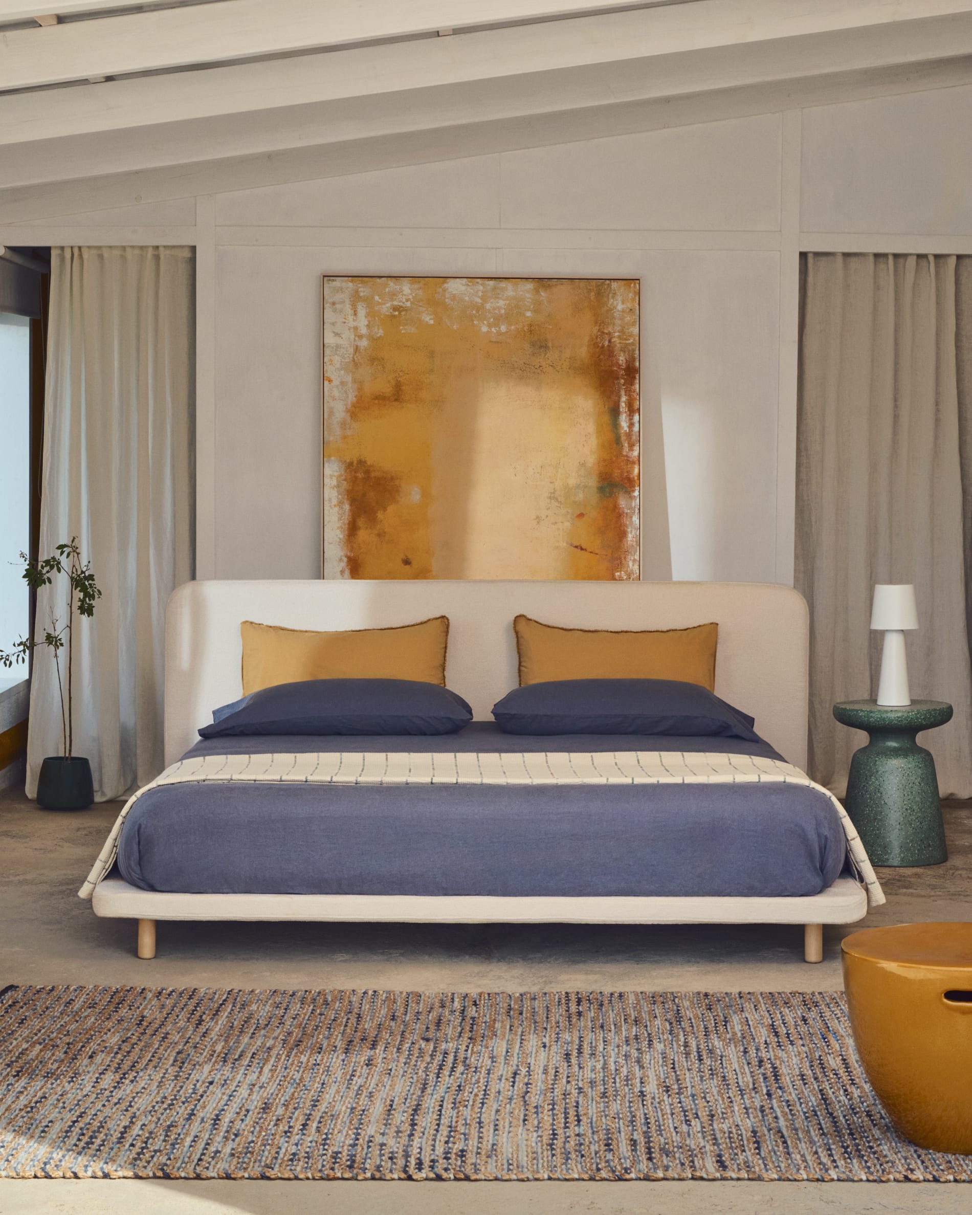 Elegantes Bett Odum 160x200 cm, beige Mikro-Bouclé, abziehbar, FSC-zertifiziertes Buchenholz, stilvoll und umweltfreundlich.