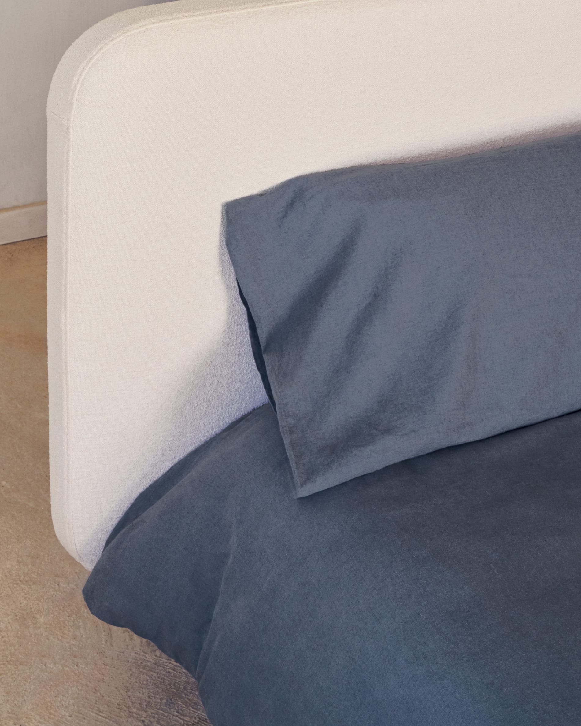 Elegantes Bett Odum 160x200 cm, beige Mikro-Bouclé, abziehbar, FSC-zertifiziertes Buchenholz, stilvoll und umweltfreundlich.