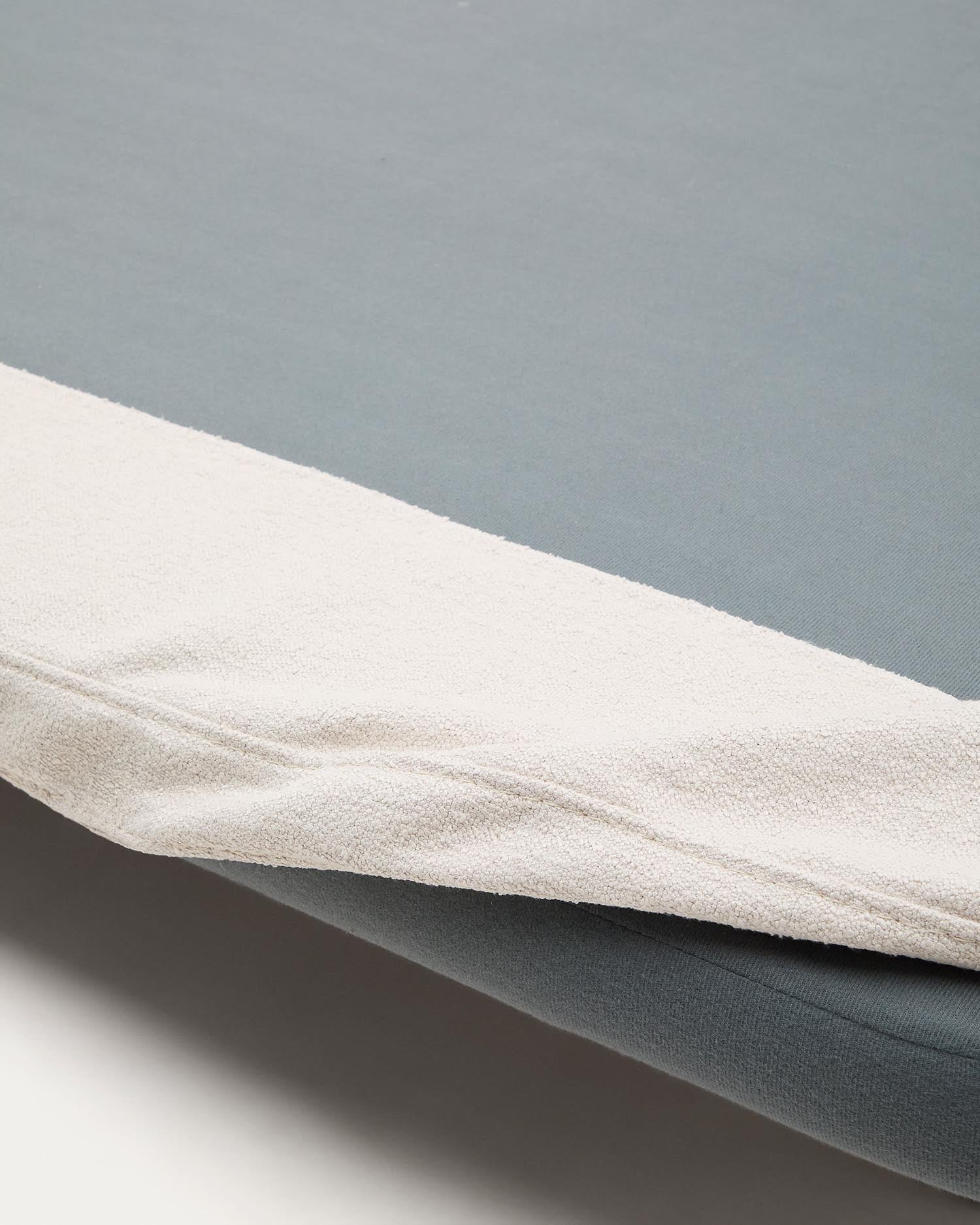 Eleganter Bezug für das Bett Odum aus hochwertigem Micro-Bouclé in sanftem Beige, perfekt für Matratzen 180 x 200 cm. Modern, strapazierfähig und pflegeleicht.