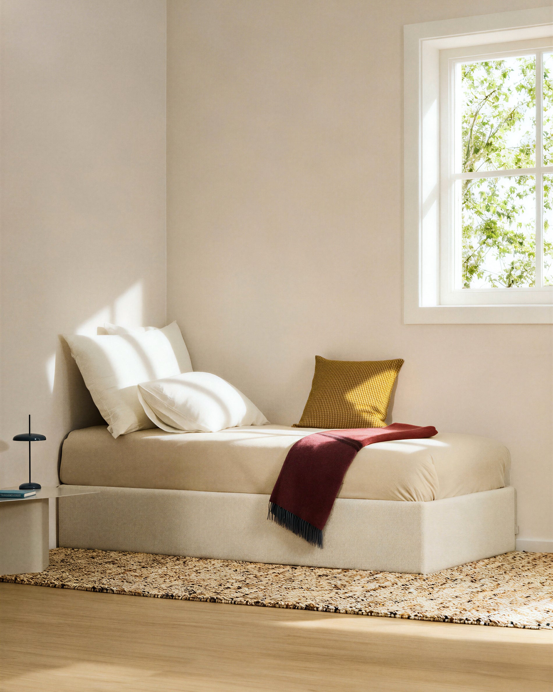 Abziehbares, aufklappbares Bett mit Stauraum Nelzi für Matratzengröße 90 x 200 cm in ecrufarbener Chenille, 100 % FSC in Ecru präsentiert im Onlineshop von KAQTU Design AG. Bett ist von Kave Home