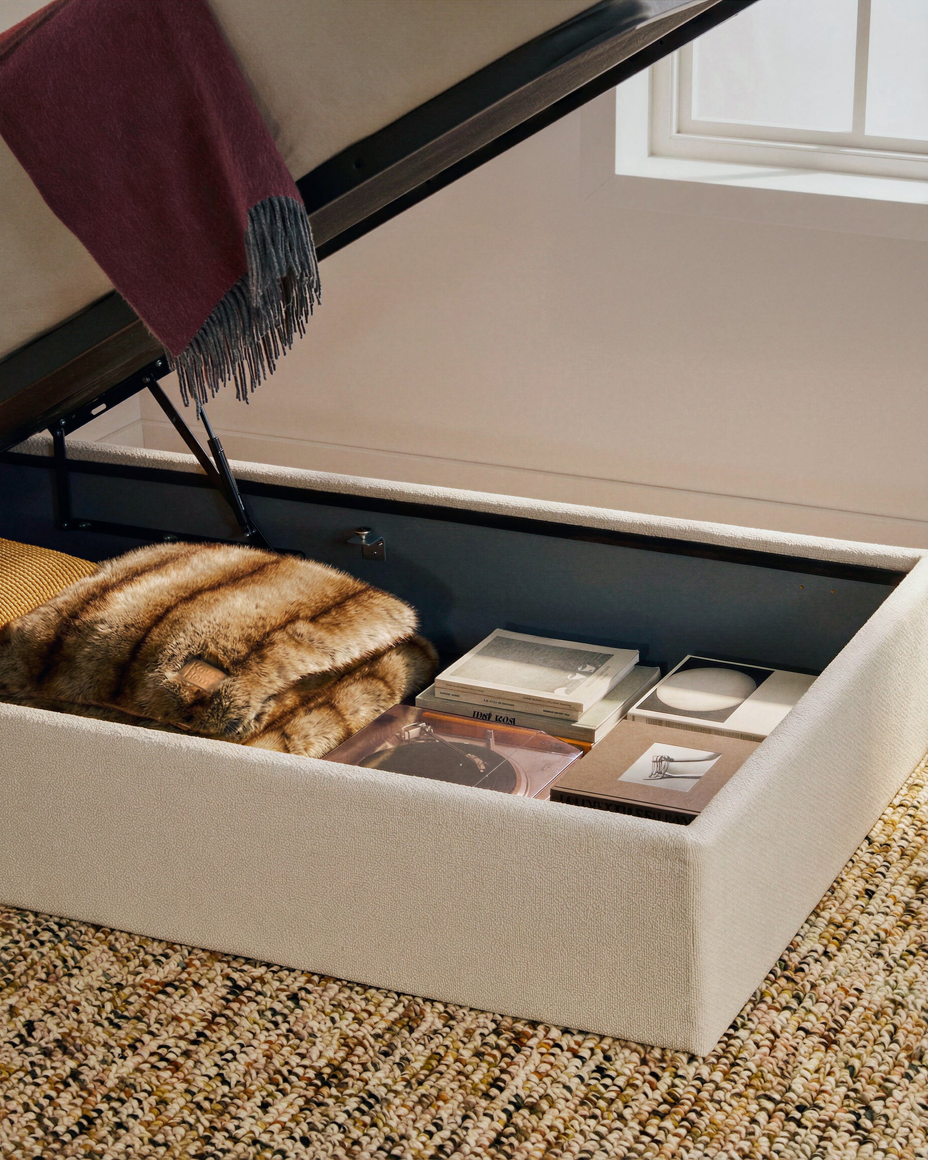 Abziehbares, aufklappbares Bett mit Stauraum Nelzi für Matratzengröße 90 x 200 cm in ecrufarbener Chenille, 100 % FSC in Ecru präsentiert im Onlineshop von KAQTU Design AG. Bett ist von Kave Home