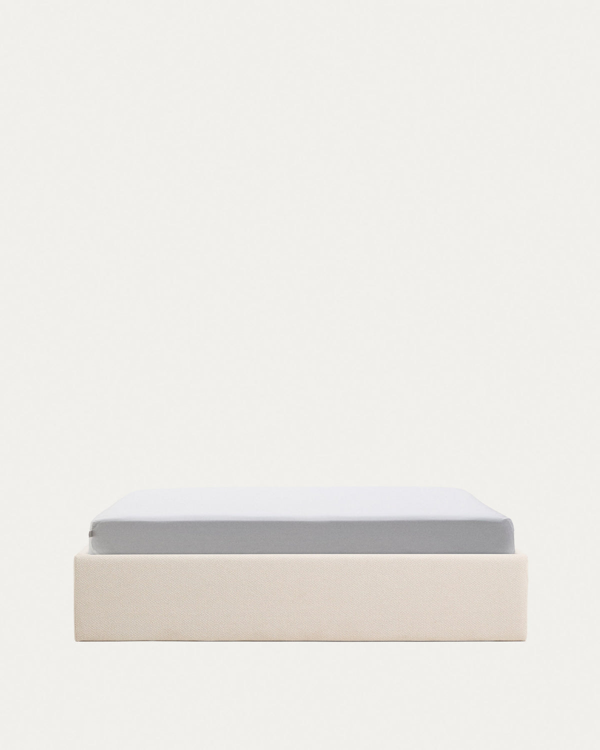 Abziehbares, aufklappbares Bett mit Stauraum Nelzi für Matratzengrösse 160 x 200 cm in ecrufarbener Chenille, 100 % FSC in Ecru präsentiert im Onlineshop von KAQTU Design AG. Bett ist von Kave Home