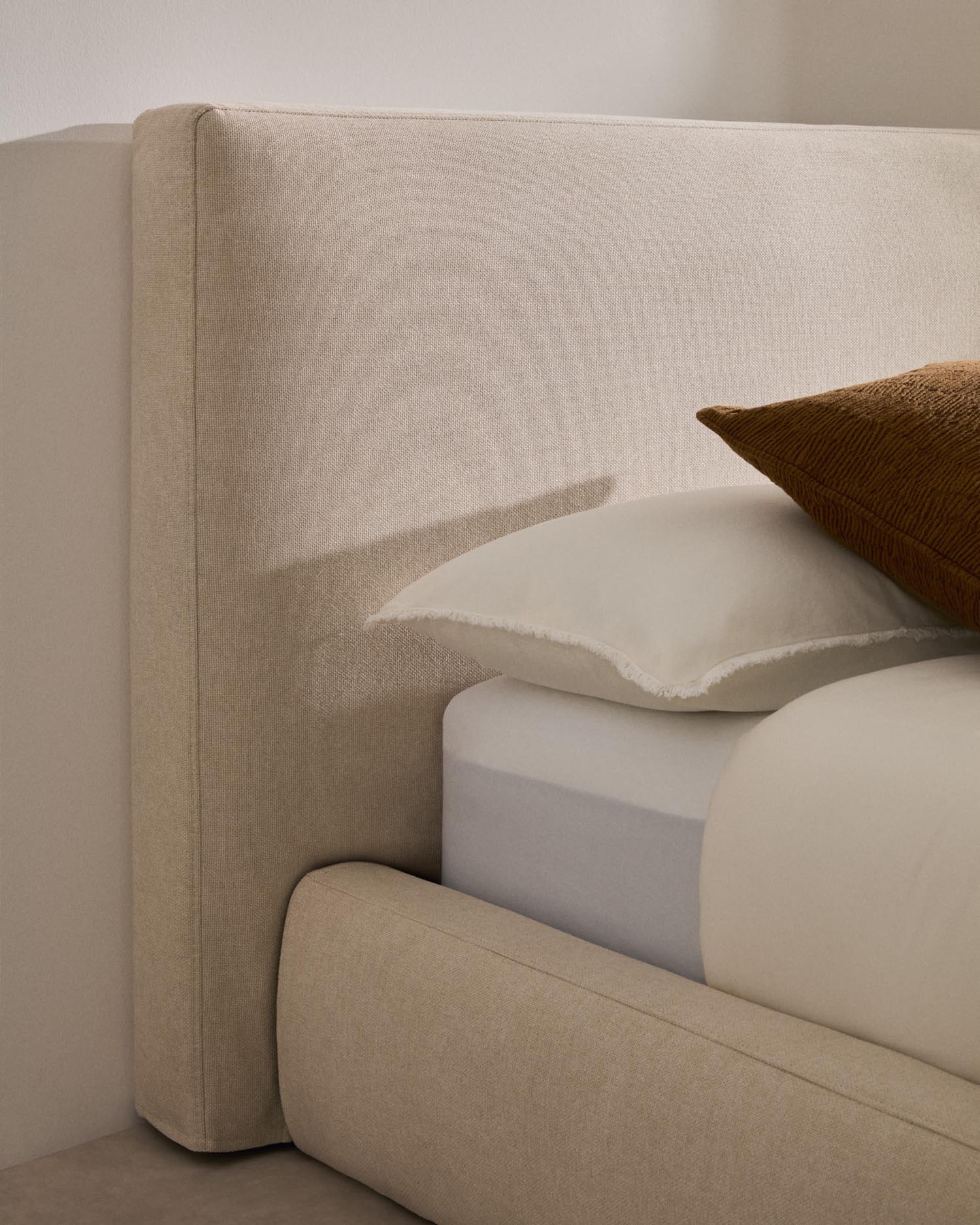 Beiges Bett Blok, abziehbar, für 90x200 cm Matratzen, FSC-zertifiziert, modern und umweltfreundlich.