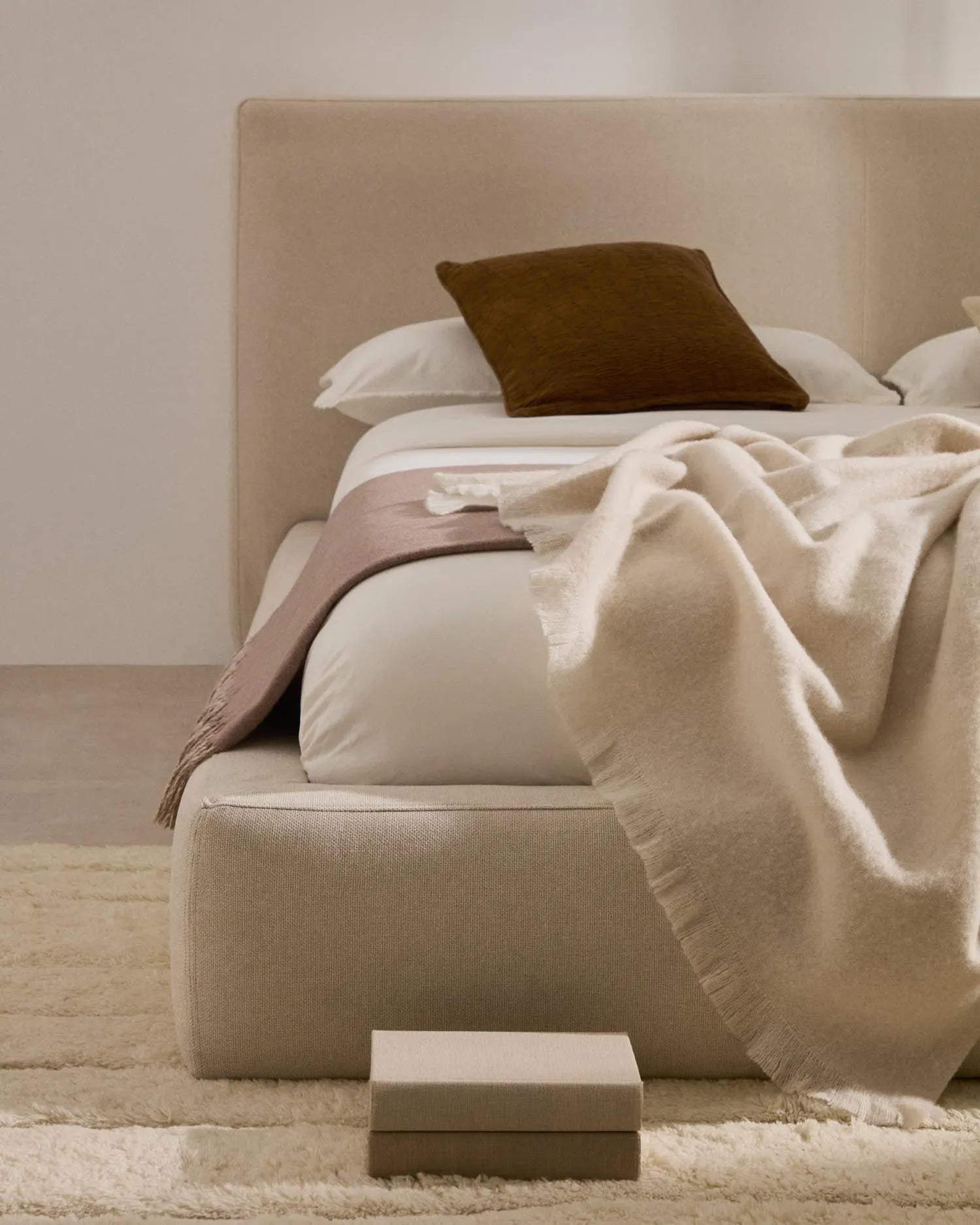 Modernes, beiges Bett Blok, abziehbar, passend für 90x200 cm Matratzen, FSC-zertifiziert, stilvoll und nachhaltig.