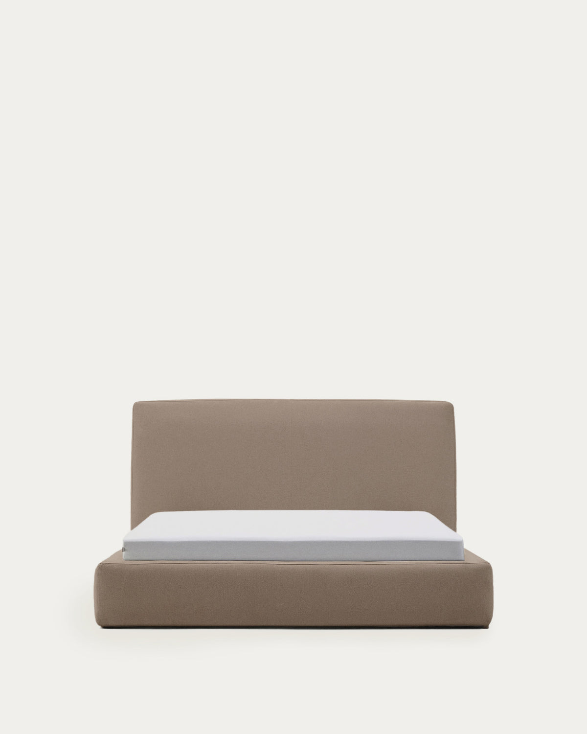 Abziehbares Bett Blok in Braun für Matratzengrösse 160 x 200 cm, FSC Mix Credit in Hellbraun präsentiert im Onlineshop von KAQTU Design AG. Bett ist von Kave Home