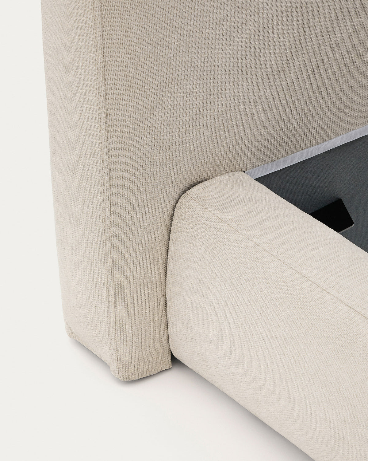 Abziehbares Bett Blok écru für eine 180 x 200 cm grosse Matratze FSC Mix Credit in Ecru präsentiert im Onlineshop von KAQTU Design AG. Bett ist von Kave Home