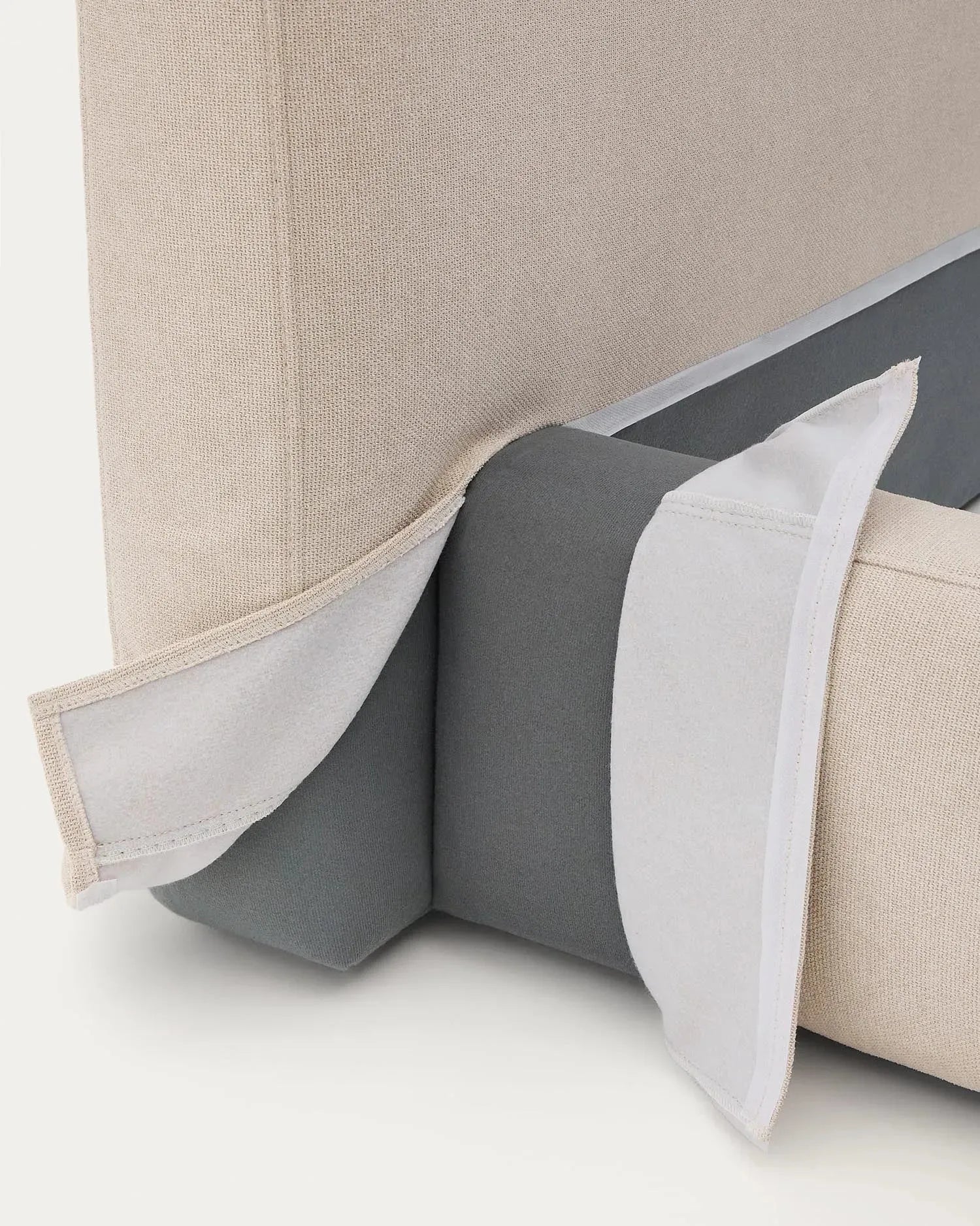 Bettüberzug Blok beige von Kave Home, 90x200 cm, modern und komfortabel, perfekt für stilvolle Schlafzimmer.