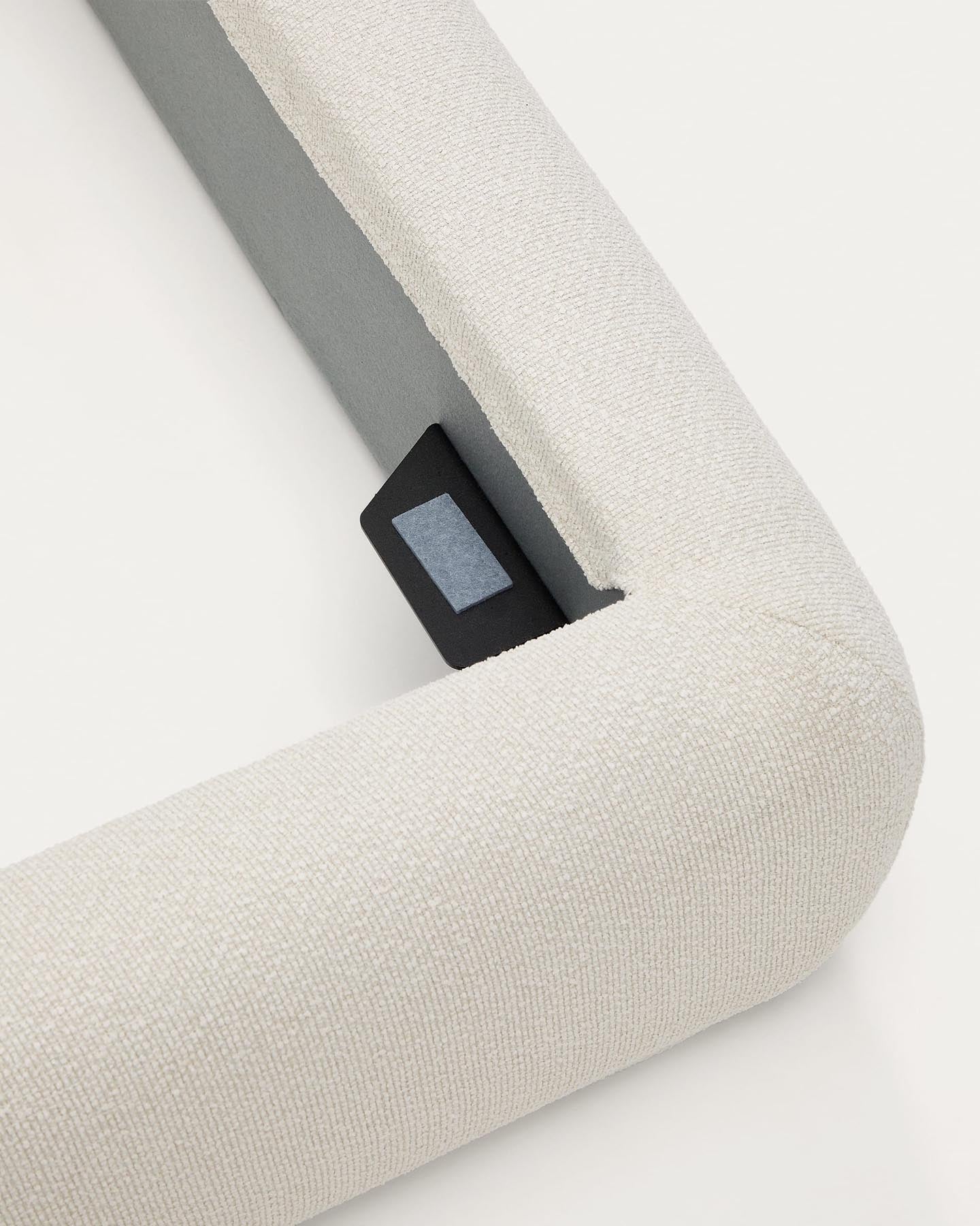 Entdecken Sie das elegante Bett Martina von Kave Home. Mit abnehmbarem Chenille-Bezug in Ecru für 90 x 200 cm, perfekt für stilvolle Schlafzimmer.