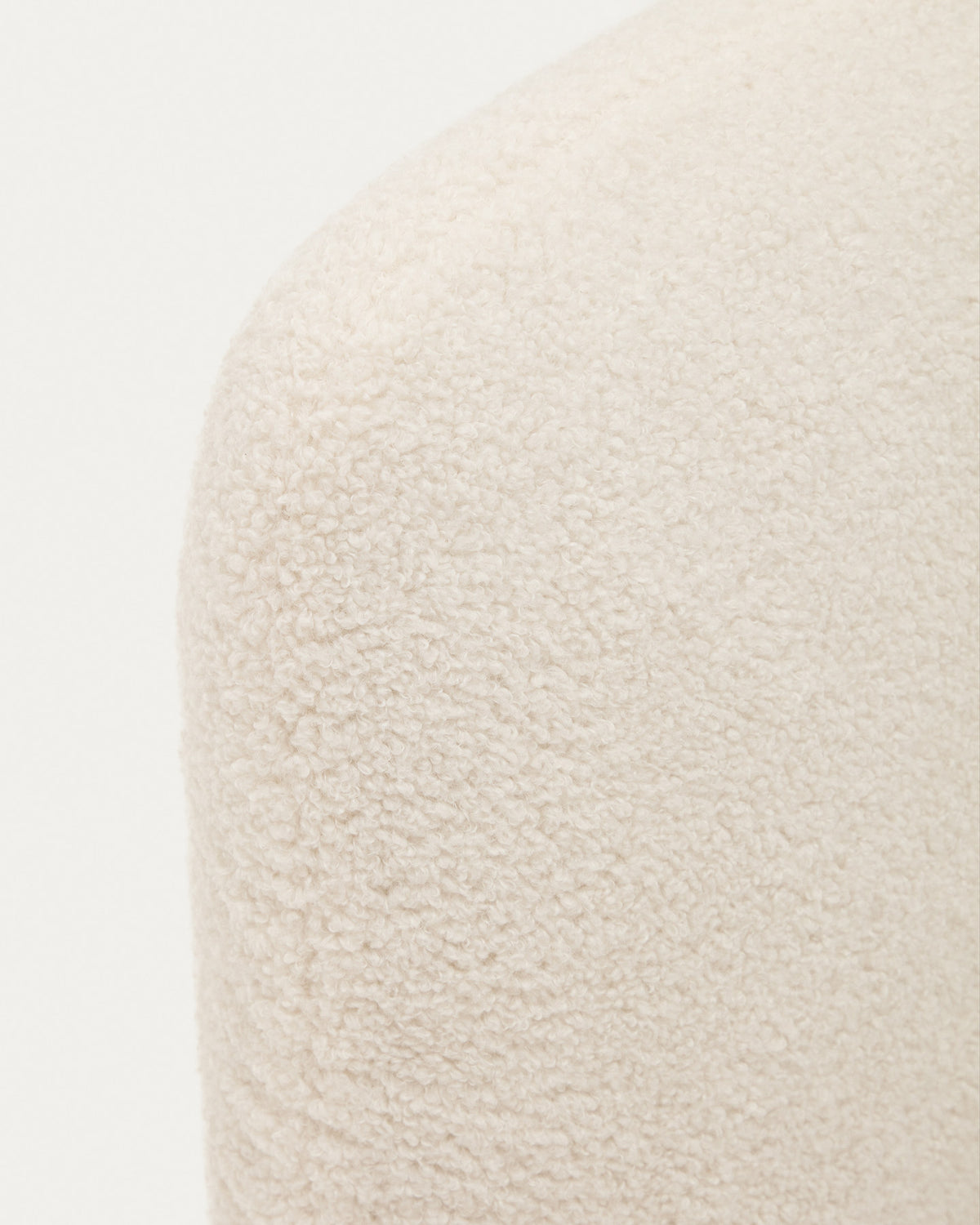Martina Bett mit abnehmbarem Bezug aus Bouclé in Ecru für Matratze von 160 x 200 cm FSC Mix Credit in Ecru präsentiert im Onlineshop von KAQTU Design AG. Bett ist von Kave Home
