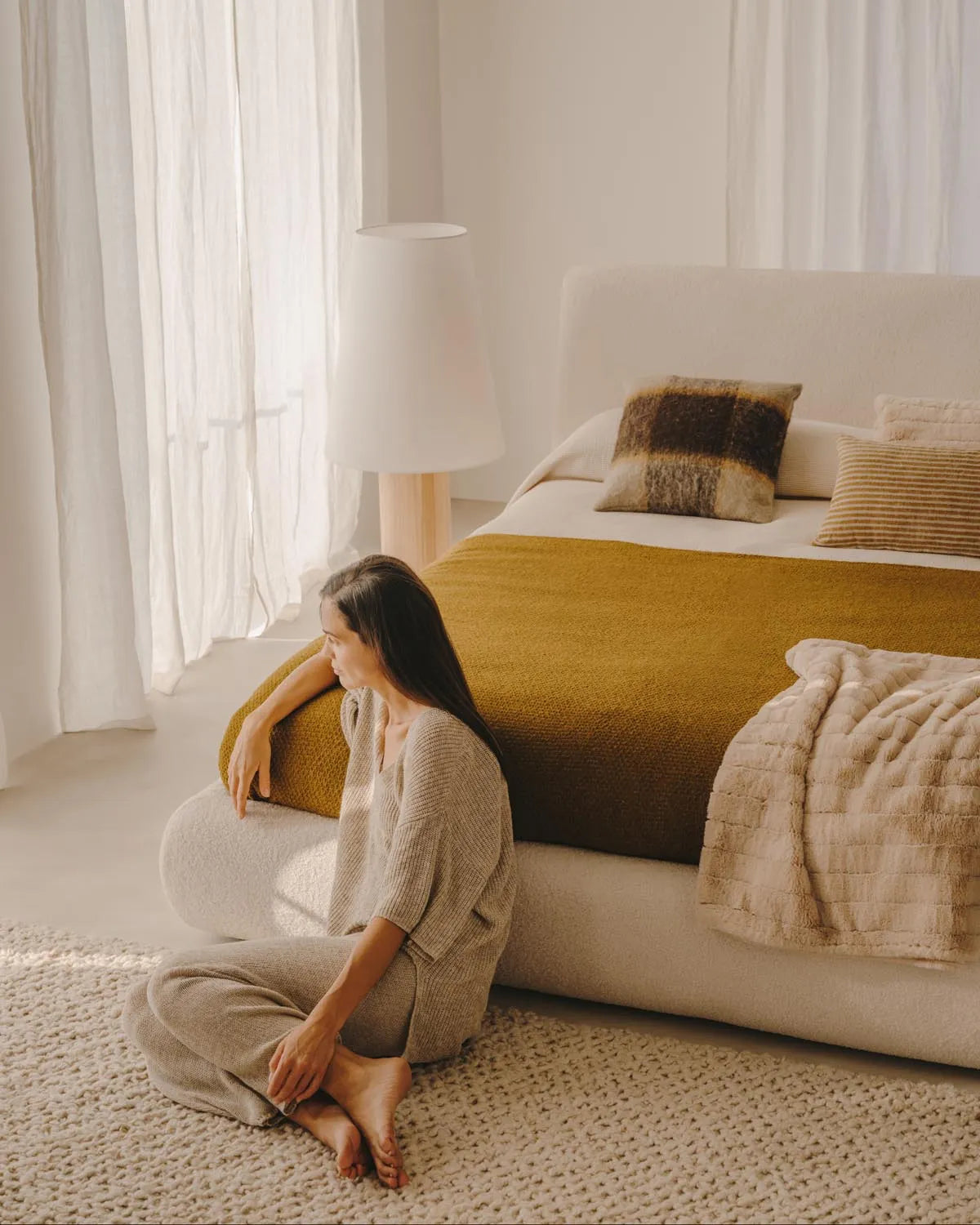 Elegantes Bouclé-Bett in Ecru mit abnehmbarem Bezug von Kave Home.