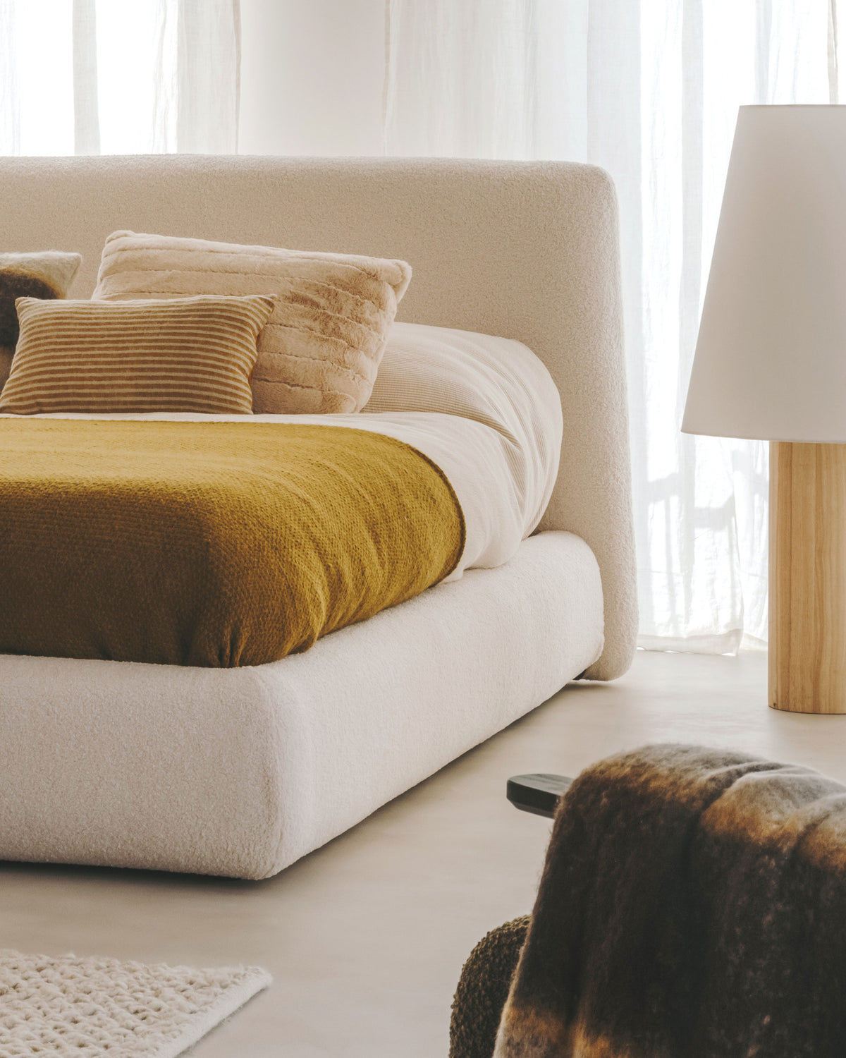 Martina Bett mit abnehmbarem Bezug aus Bouclé in Ecru für Matratze von 180 x 200 cm FSC Mix Credit in Ecru präsentiert im Onlineshop von KAQTU Design AG. Bett ist von Kave Home