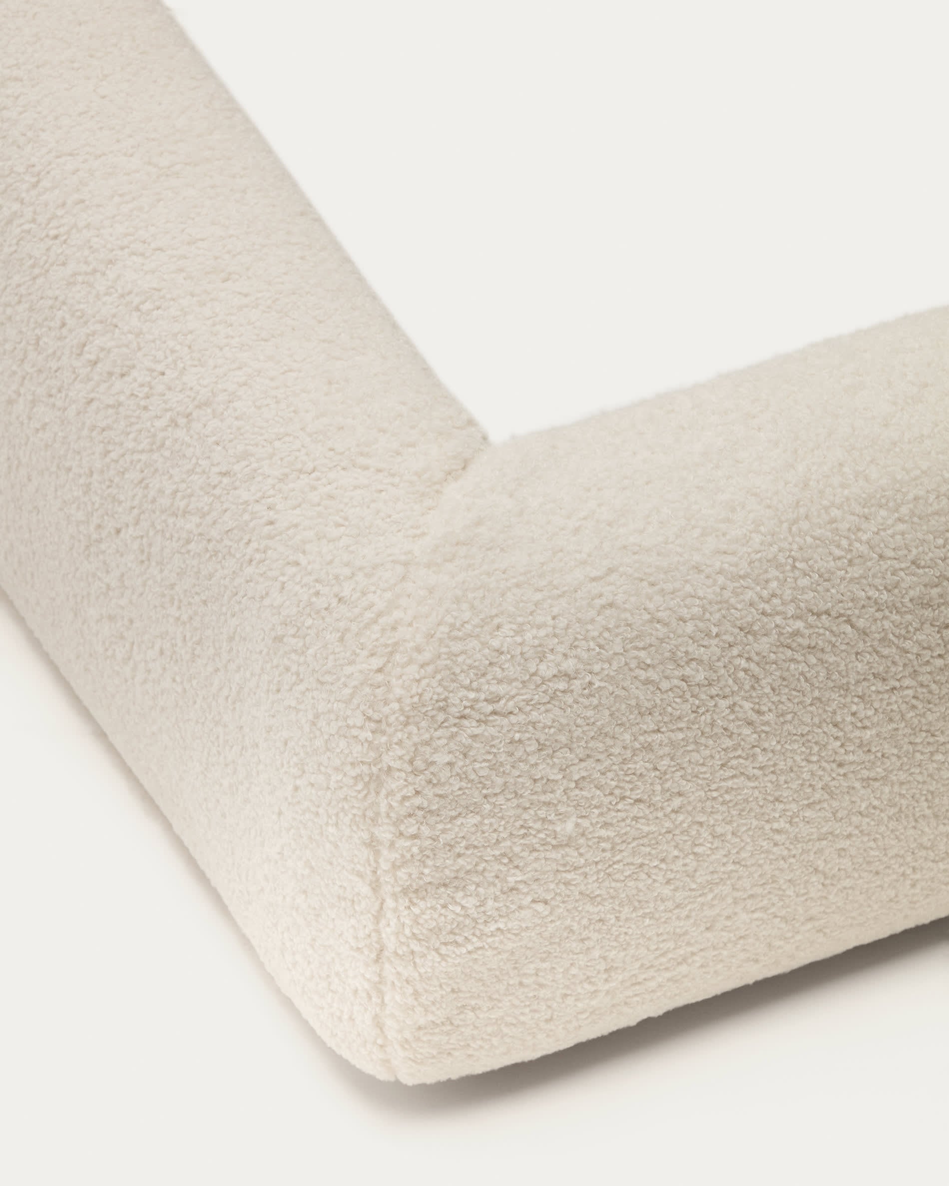 Luxuriöser Ecru-Bouclé-Bezug für das Martina Bett (160 x 200 cm). Pflegeleicht, elegant und ideal für jedes Schlafzimmer – Kave Home.
