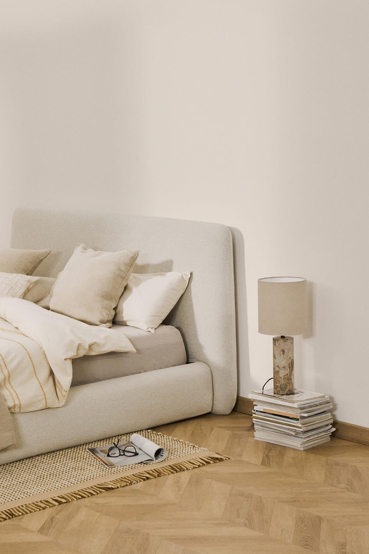 Betrahmenbezug Martina aus ecrufarbener Chenille für Matratzengröße 160 x 200 cm in  präsentiert im Onlineshop von KAQTU Design AG. Zubehör Bett ist von Kave Home
