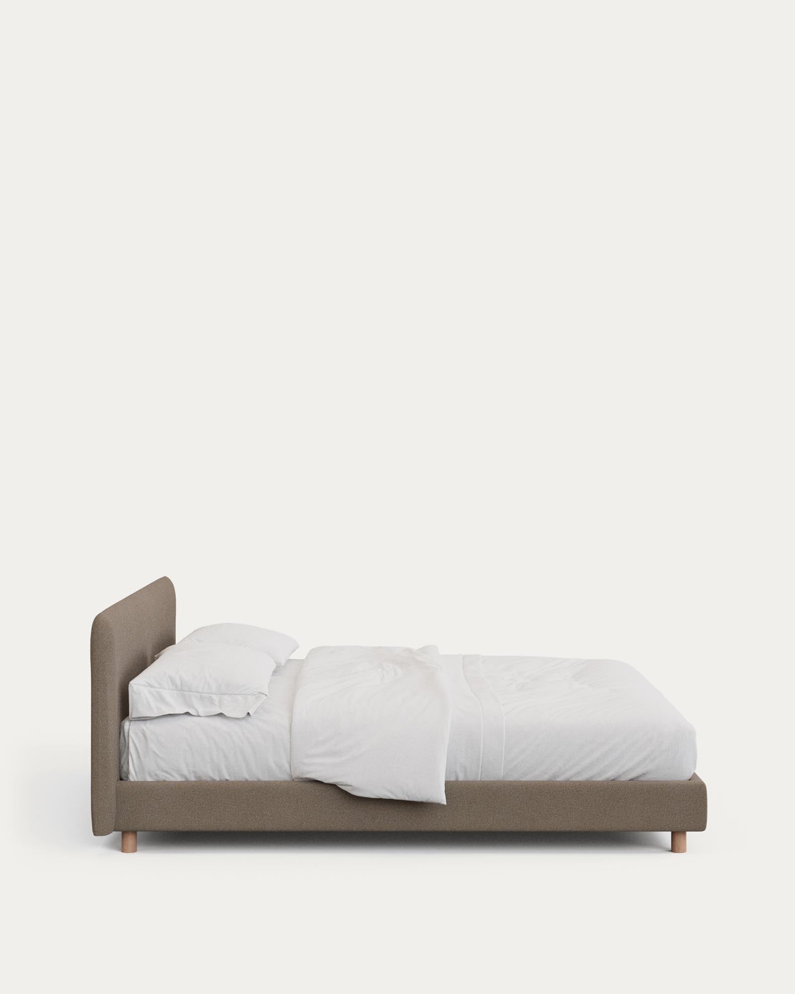 Stilvolles Bett Valma aus brauner Chenille, ausgestattet mit robusten Buchenholzbeinen, passend für Matratzen 180 x 200 cm.