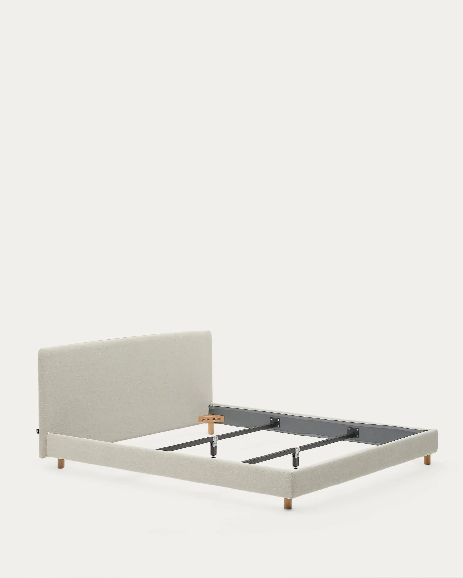 Elegantes Valma Bett aus perlfarbener Chenille, abziehbar, mit stabilen Buchenholzbeinen, passend für 180x200 cm Matratzen.