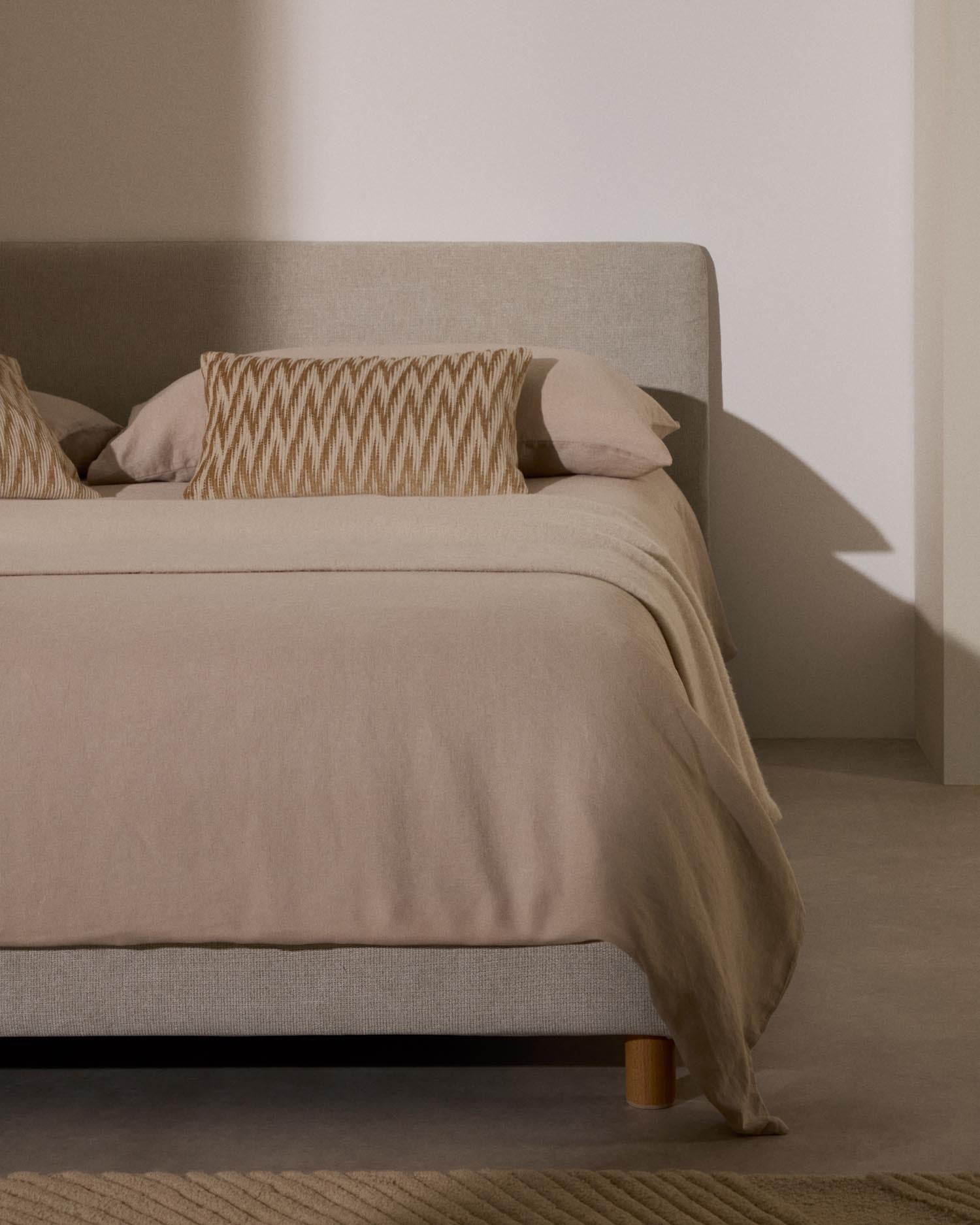 Verleihen Sie Ihrem Schlafzimmer mit dem abziehbaren Kopfteil Valma aus perlfarbener Chenille einen Hauch von Eleganz. Ideal für 90 x 200 cm Betten.