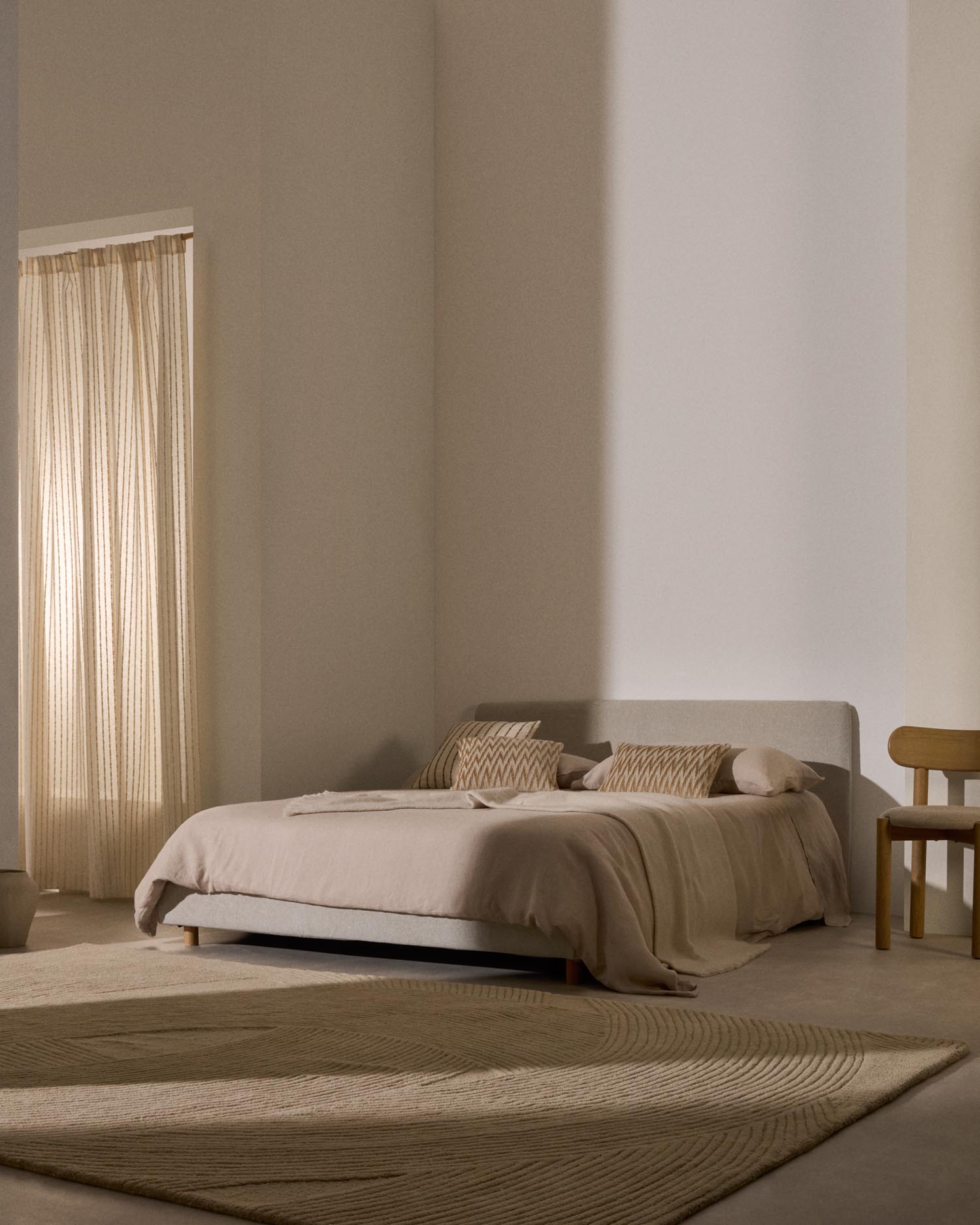 Abziehbares Kopfteil Valma aus perlfarbener Chenille für 160 x 200 cm großes Bett in Perle präsentiert im Onlineshop von KAQTU Design AG. Zubehör Bett ist von Kave Home