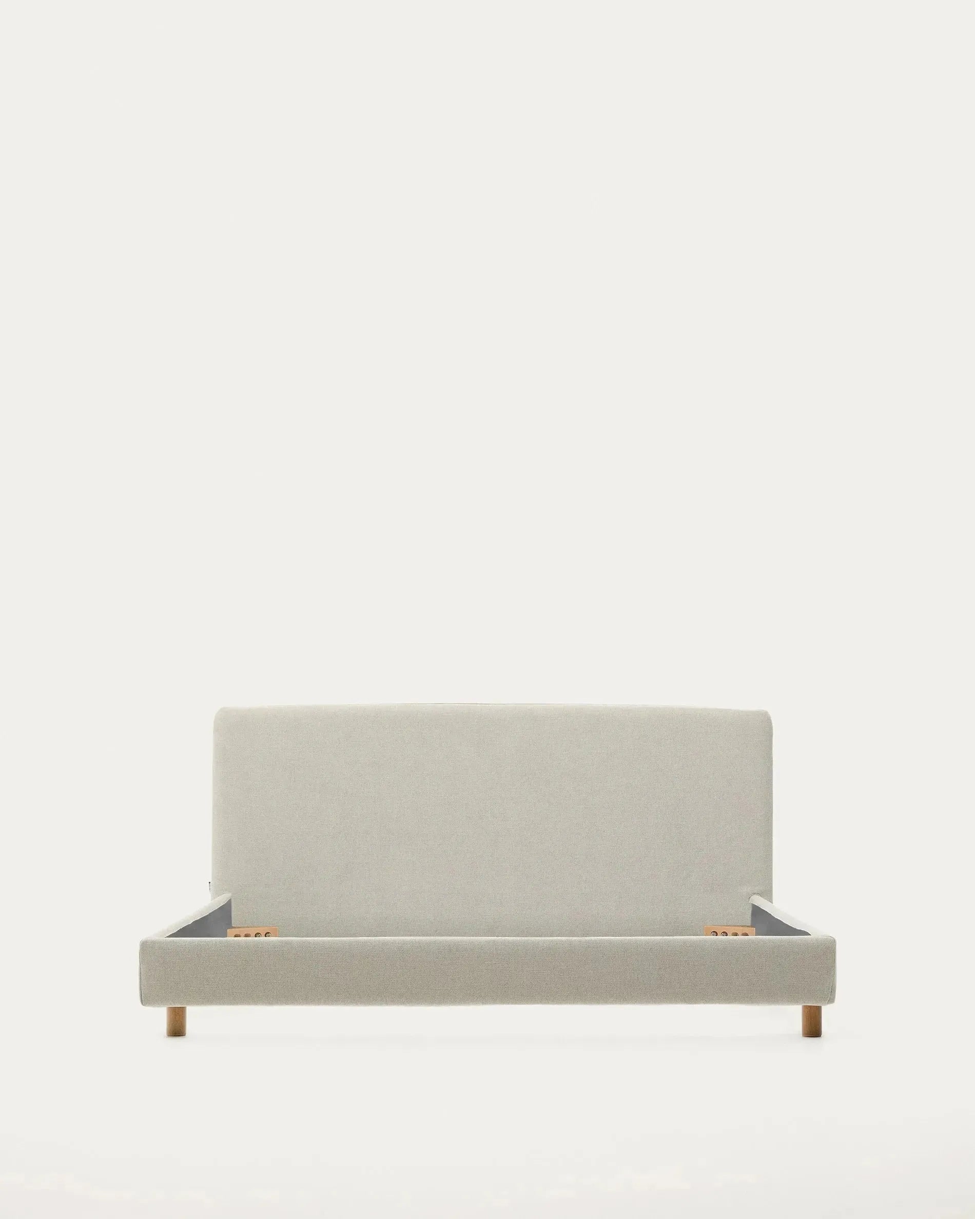 Perlfarbener Chenille-Bettüberzug für das Valma-Bett (160x200 cm), stilvoll und hochwertig, von Kave Home.