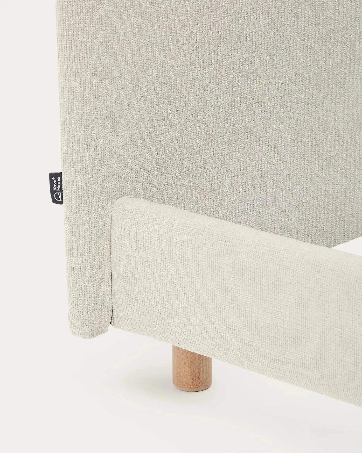 Eleganter Bettüberzug aus perlfarbener Chenille für das Valma-Bett (160x200 cm) von Kave Home, stilvoll und komfortabel.