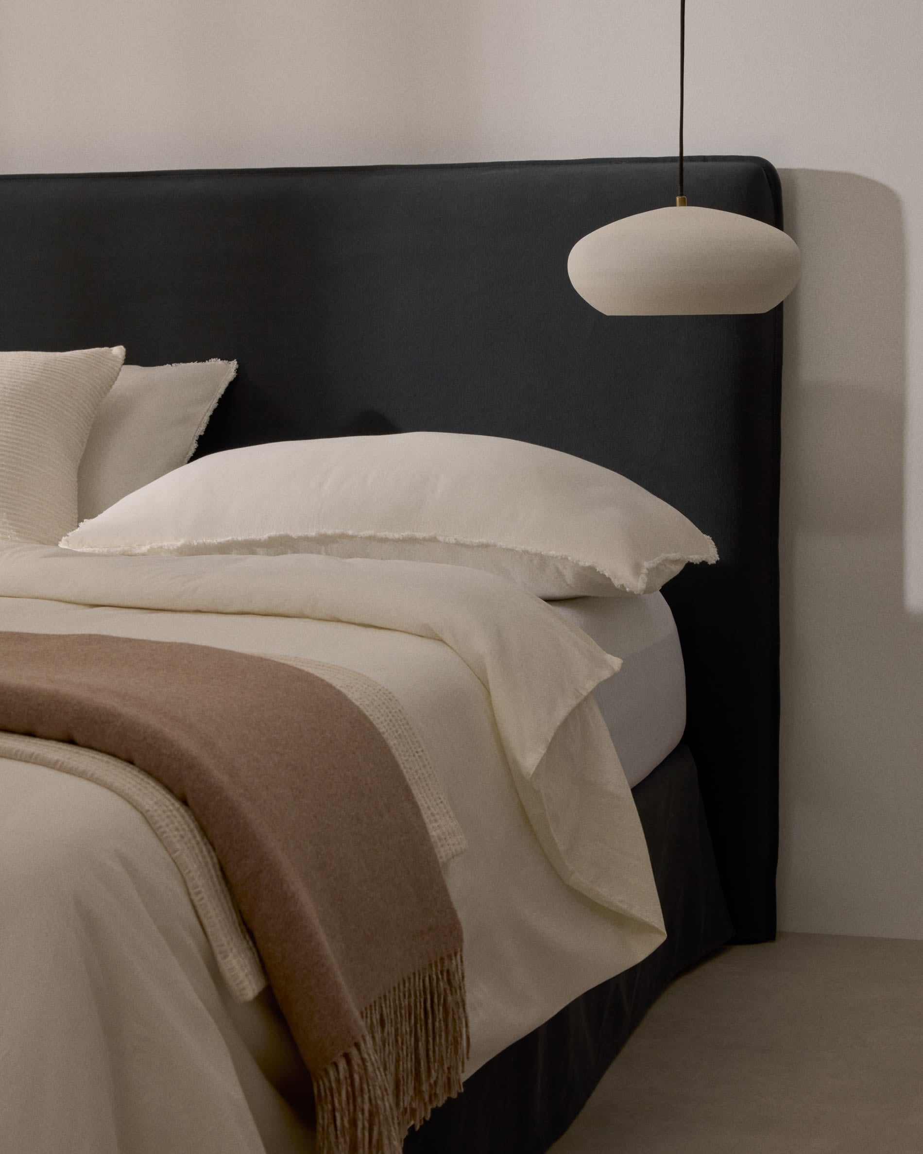 Entdecken Sie das stilvolle Bett Jaira von Kave Home: Abnehmbarer Bezug aus Leinen und Baumwolle in Anthrazitgrau, ideal für 90x200 cm Matratzen.