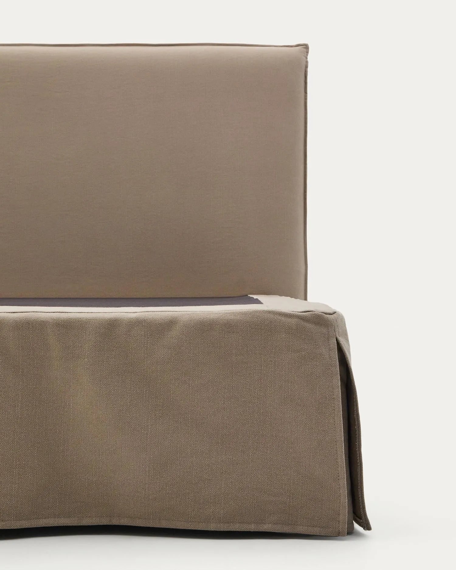 Bett mit abnehmbarem Bezug Jaira aus Leinen und Baumwolle taupe für eine Matratze von 90x200cm FSC Mix Credit in Taupe präsentiert im Onlineshop von KAQTU Design AG. Bett ist von Kave Home
