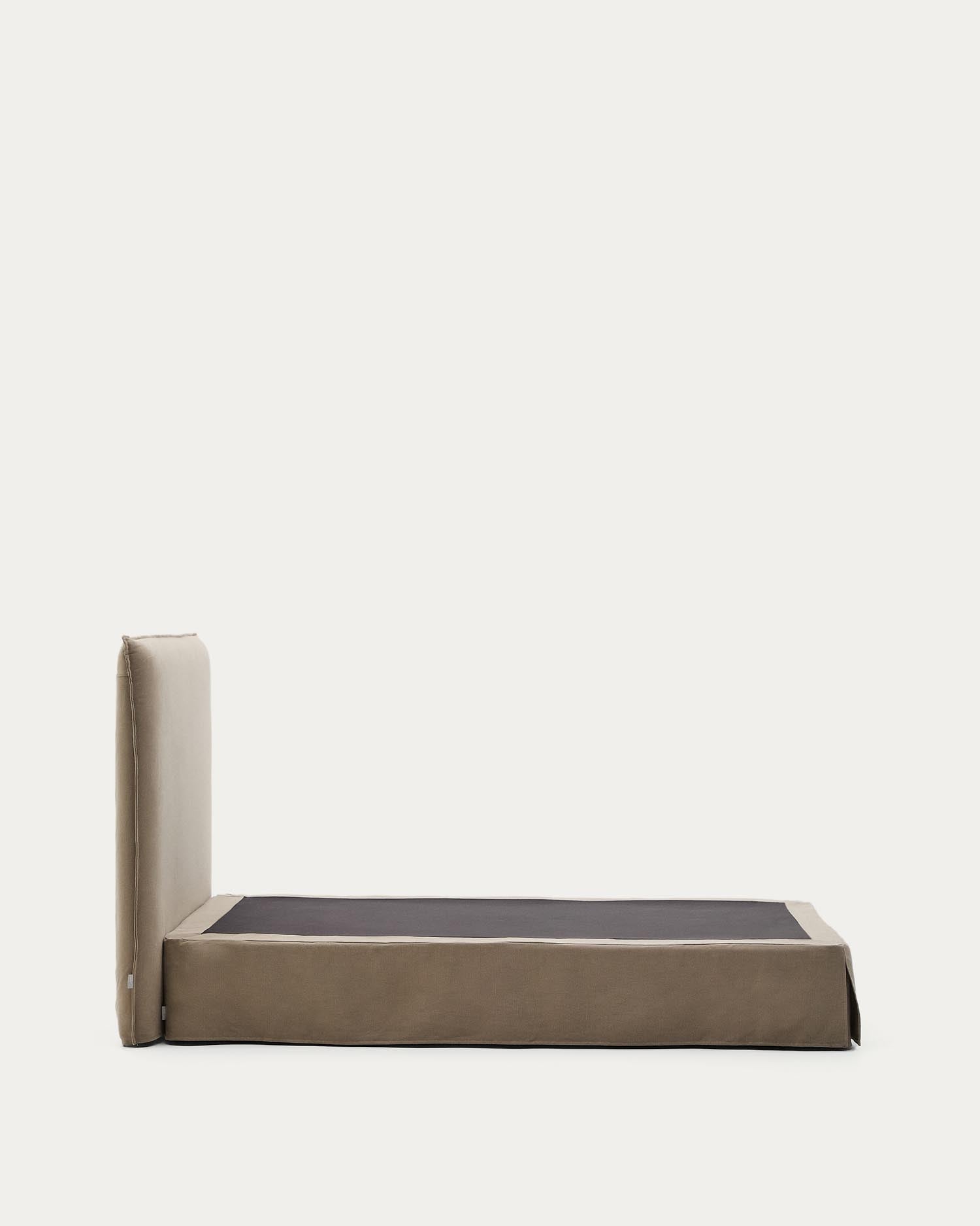 Erleben Sie das stilvolle Bett Jaira in Taupe, aus hochwertigem Leinen und Baumwolle. Perfekt für 90x200 cm Matratzen, bietet es Komfort und umweltfreundliches Design.
