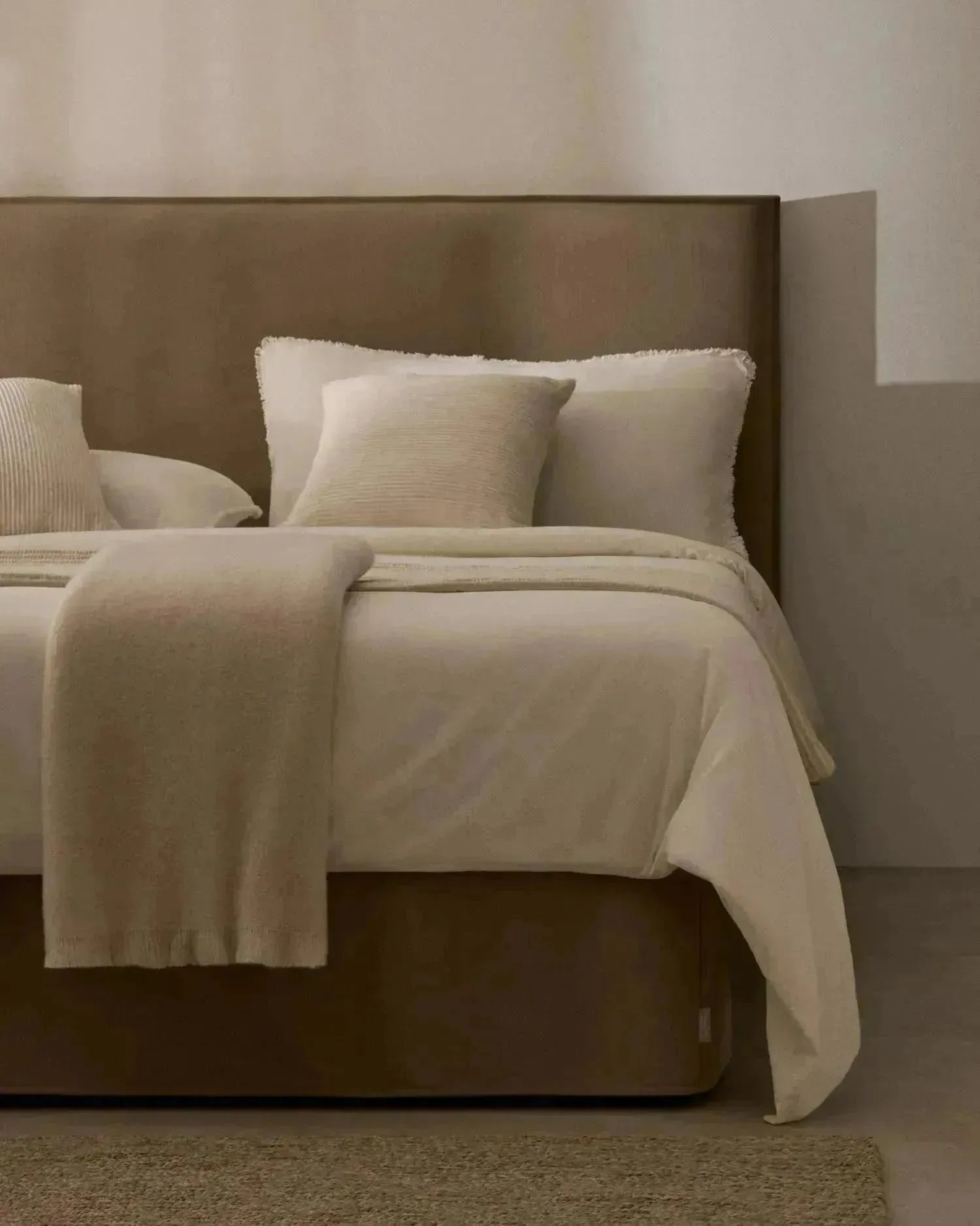 Bett mit abnehmbarem Bezug Jaira aus Leinen und Baumwolle taupe für eine Matratze von 90x200cm FSC Mix Credit in Taupe präsentiert im Onlineshop von KAQTU Design AG. Bett ist von Kave Home