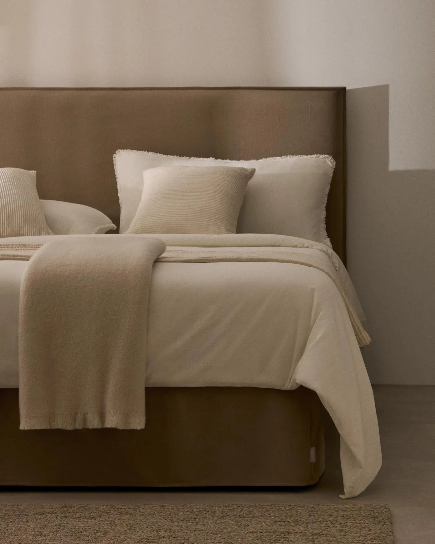 Bett mit abnehmbarem Bezug Jaira aus Leinen und Baumwolle taupe für eine Matratze von 90x200cm FSC Mix Credit in Taupe präsentiert im Onlineshop von KAQTU Design AG. Bett ist von Kave Home