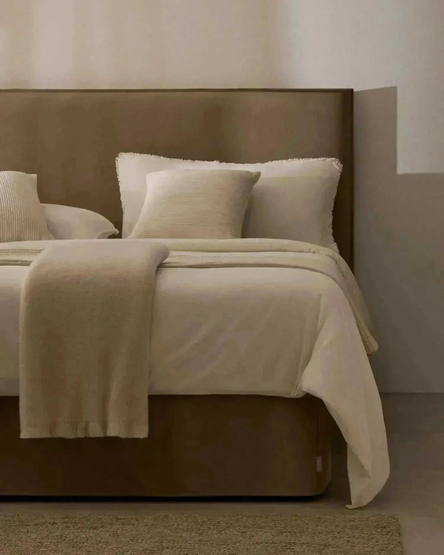 Bett mit abnehmbarem Bezug Jaira aus Leinen und Baumwolle taupe für eine Matratze von 90x200cm FSC Mix Credit in Taupe präsentiert im Onlineshop von KAQTU Design AG. Bett ist von Kave Home