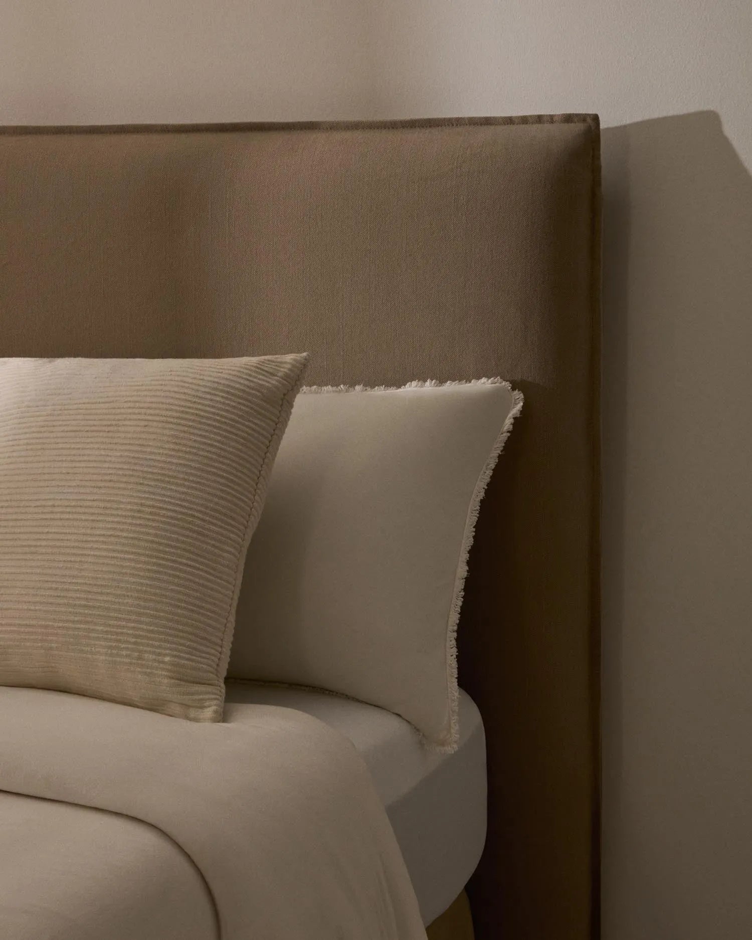Bett mit abnehmbarem Bezug Jaira aus Leinen und Baumwolle taupe für eine Matratze von 90x200cm FSC Mix Credit in Taupe präsentiert im Onlineshop von KAQTU Design AG. Bett ist von Kave Home