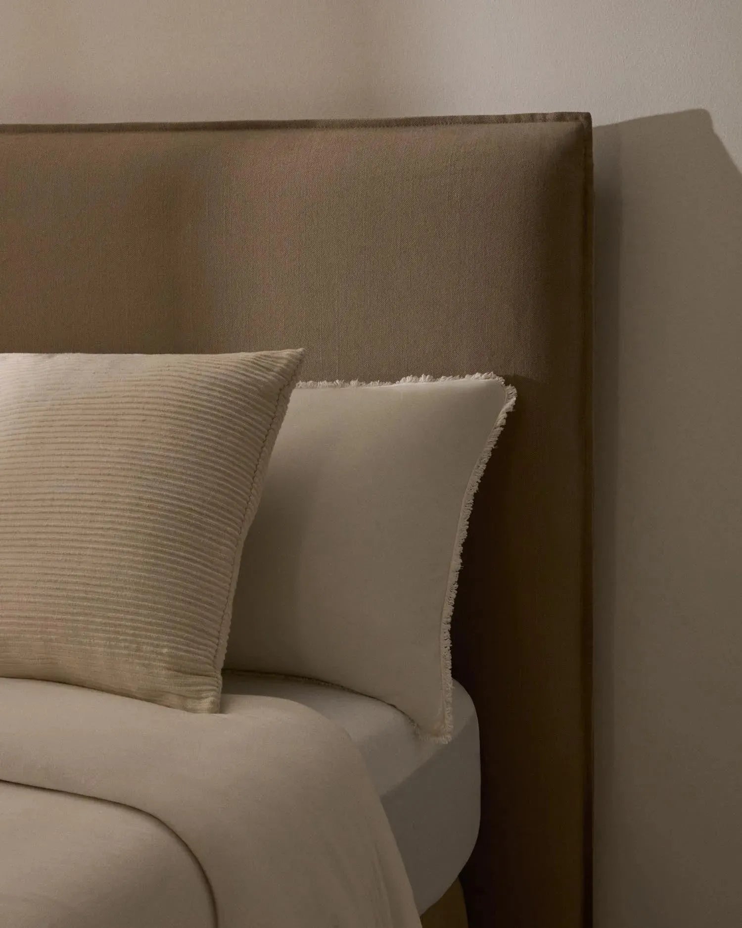 Bett mit abnehmbarem Bezug Jaira aus Leinen und Baumwolle taupe für eine Matratze von 90x200cm FSC Mix Credit in Taupe präsentiert im Onlineshop von KAQTU Design AG. Bett ist von Kave Home