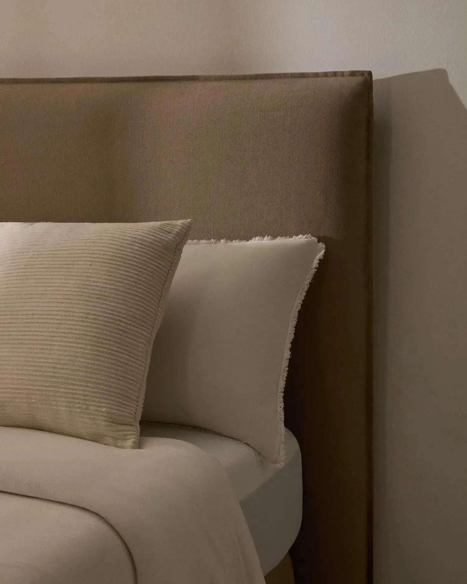 Bett mit abnehmbarem Bezug Jaira aus Leinen und Baumwolle taupe für eine Matratze von 90x200cm FSC Mix Credit in Taupe präsentiert im Onlineshop von KAQTU Design AG. Bett ist von Kave Home