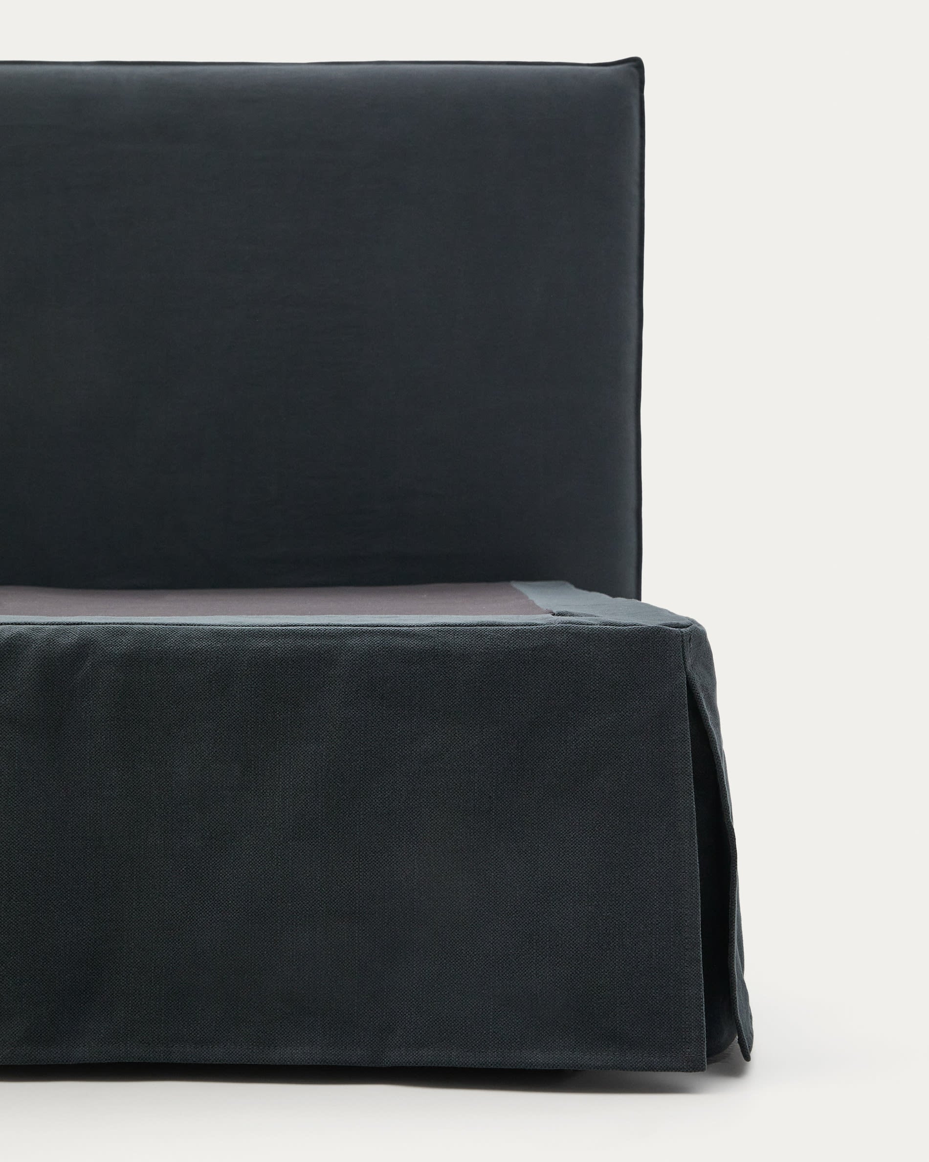 Modernes Bett Jaira in stilvollem Anthrazitgrau, mit pflegeleichtem, abnehmbarem Bezug aus Leinen und Baumwolle, ideal für 150x190 cm Matratzen.