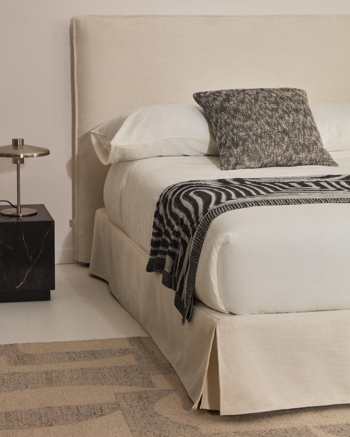 Abziehbares Bett Jaira in weißer Chenille für Matratzengröße 150 x 190 cm, FSC Mix Credit in  präsentiert im Onlineshop von KAQTU Design AG. Bett ist von Kave Home