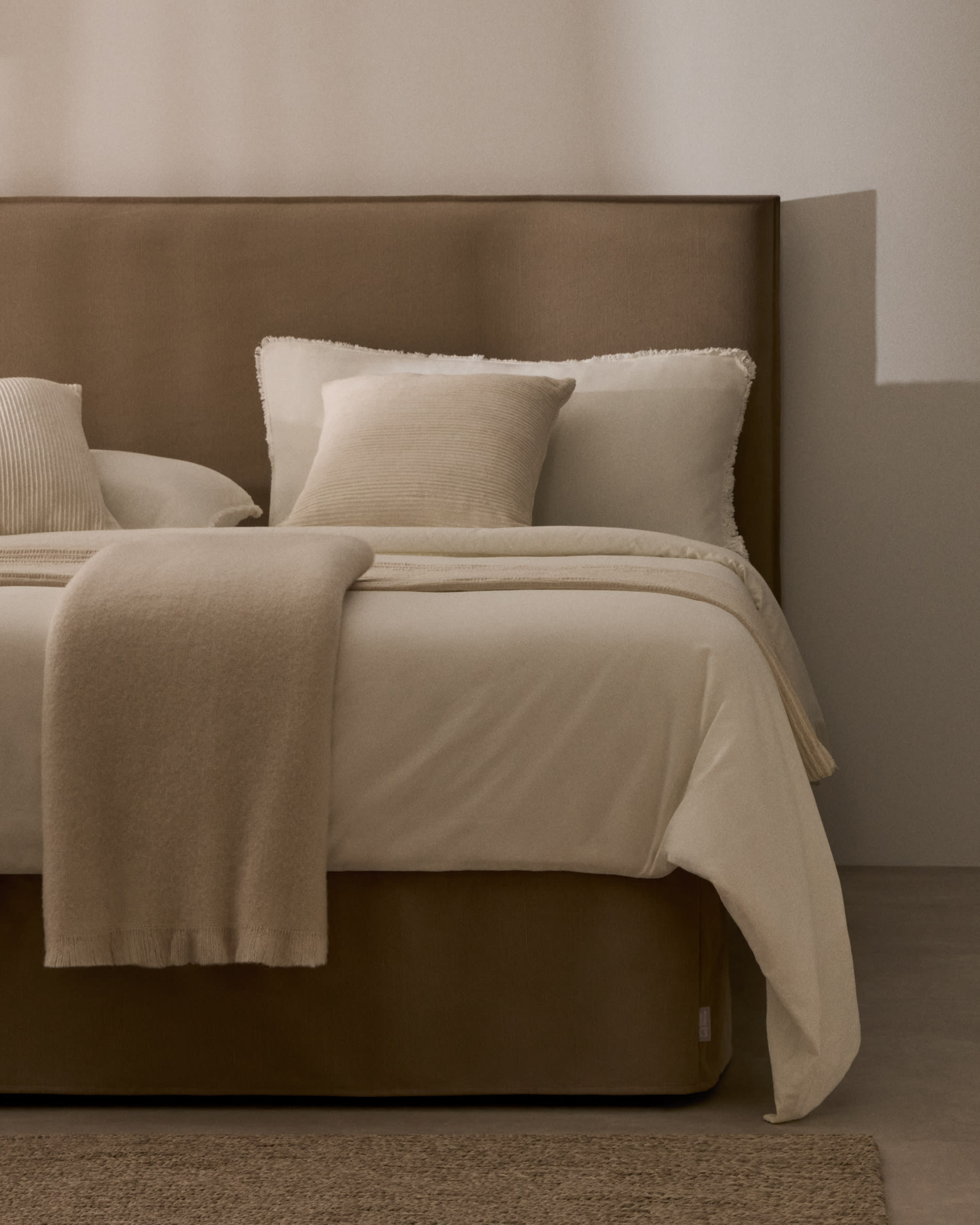 Elegantes Bett Jaira in Taupe, Leinen-Baumwoll-Mix, abnehmbarer Bezug, 160x200 cm, stilvoll und pflegeleicht.