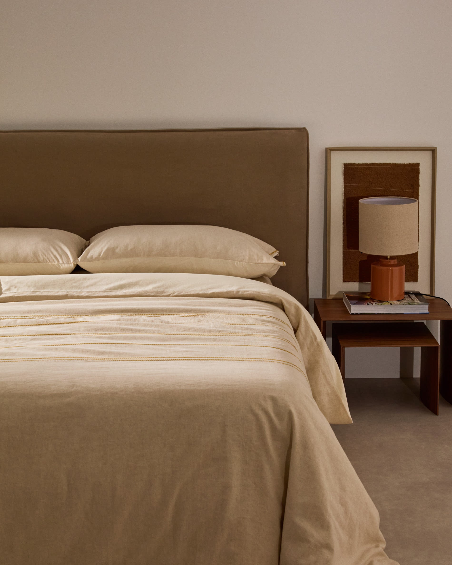 Elegantes Bett Jaira mit taupefarbenem Leinen-Baumwollbezug, abnehmbar, passend für 160x200 cm Matratzen, von Kave Home.