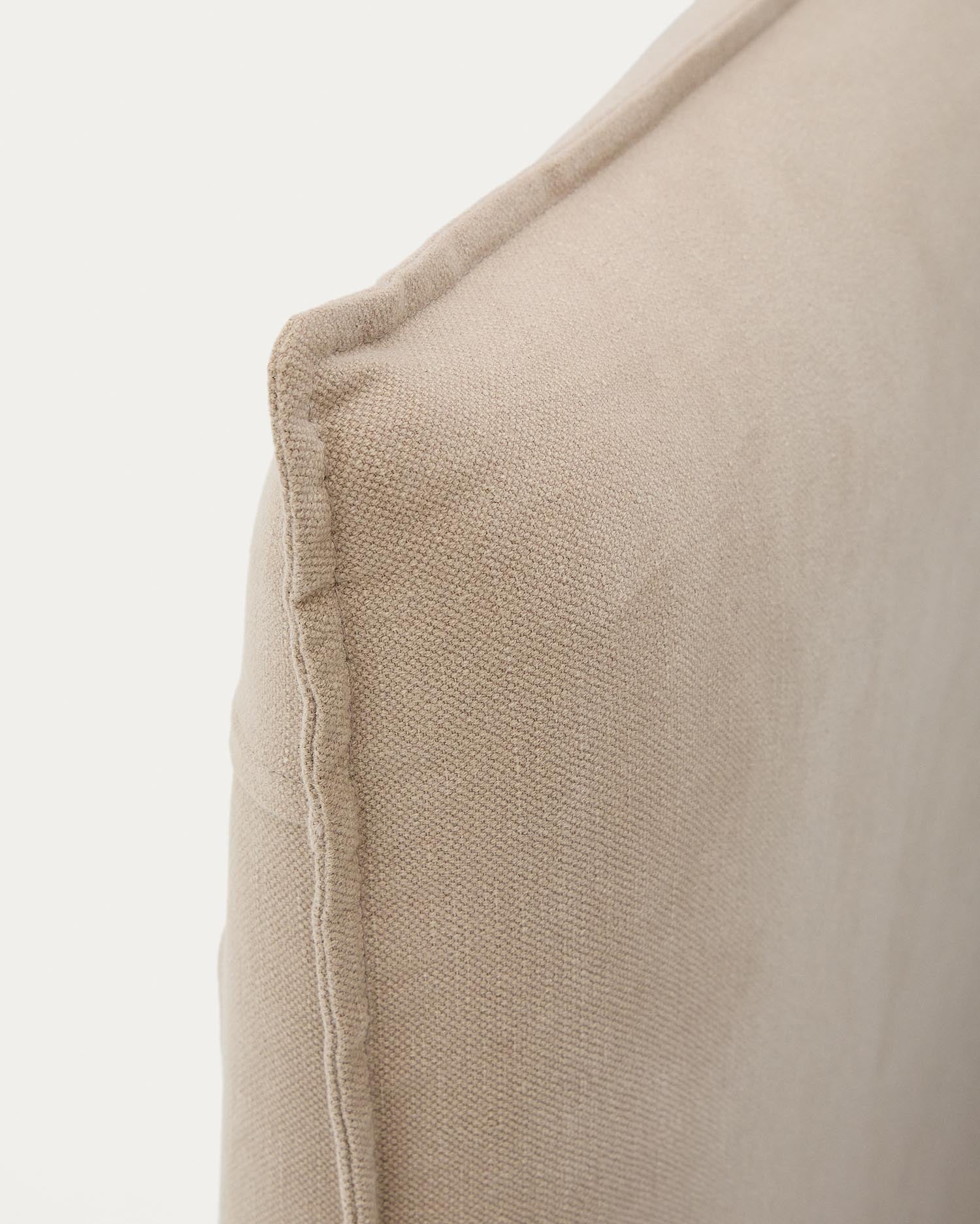 Erleben Sie das stilvolle Bett Jaira in Taupe, aus feinem Leinen und Baumwolle. Perfekt für 180 x 200 cm Matratzen, mit praktischem abnehmbaren Bezug.