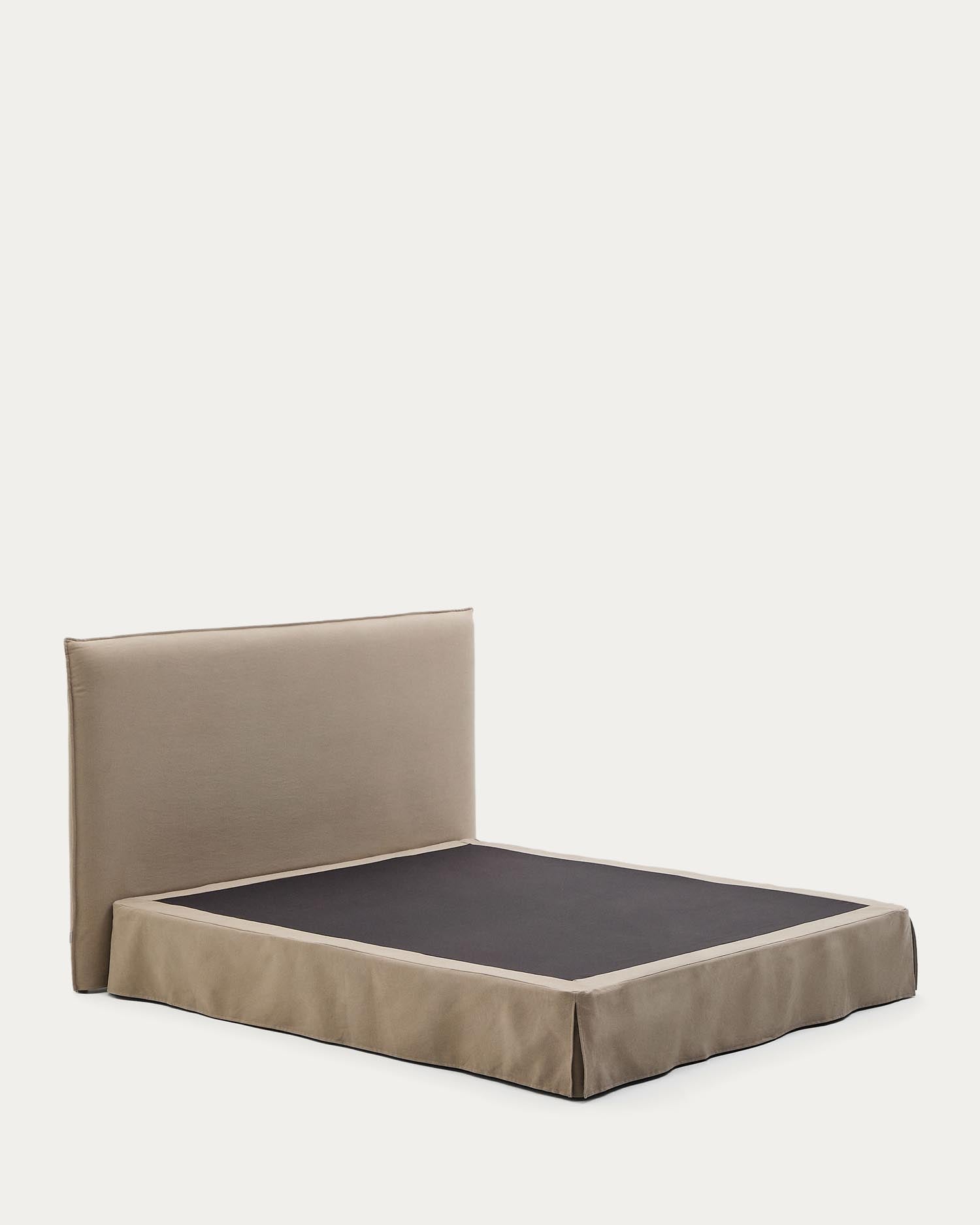 Erleben Sie das stilvolle Bett Jaira in Taupe, aus feinem Leinen und Baumwolle. Perfekt für 180 x 200 cm Matratzen, mit praktischem abnehmbaren Bezug.