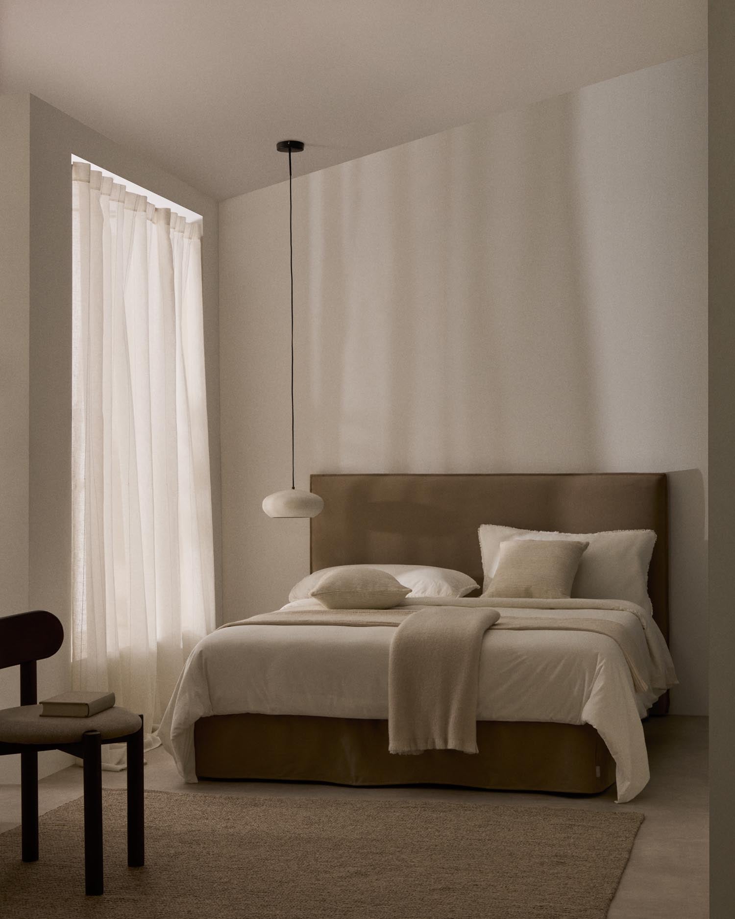 Entdecken Sie das elegante Bett Jaira in Taupe, gefertigt aus hochwertigem Leinen und Baumwolle. Ideal für Matratzen 180 x 200 cm, mit abnehmbarem Bezug für einfache Pflege.