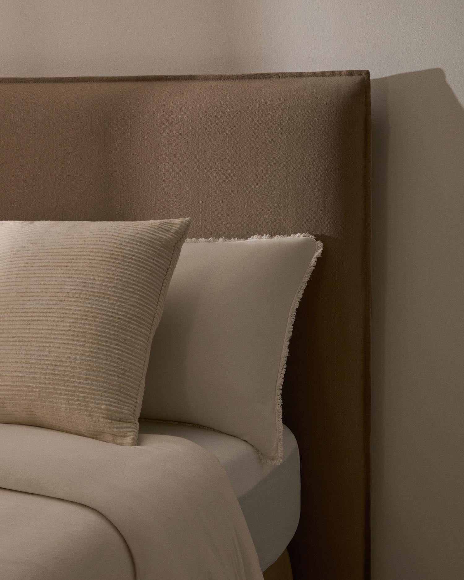 Kopfteil mit abnehmbarem Bezug Jaira aus Leinen und Baumwolle taupe für ein Bett von 150 cm FSC Mix Credit in Taupe präsentiert im Onlineshop von KAQTU Design AG. Zubehör Bett ist von Kave Home